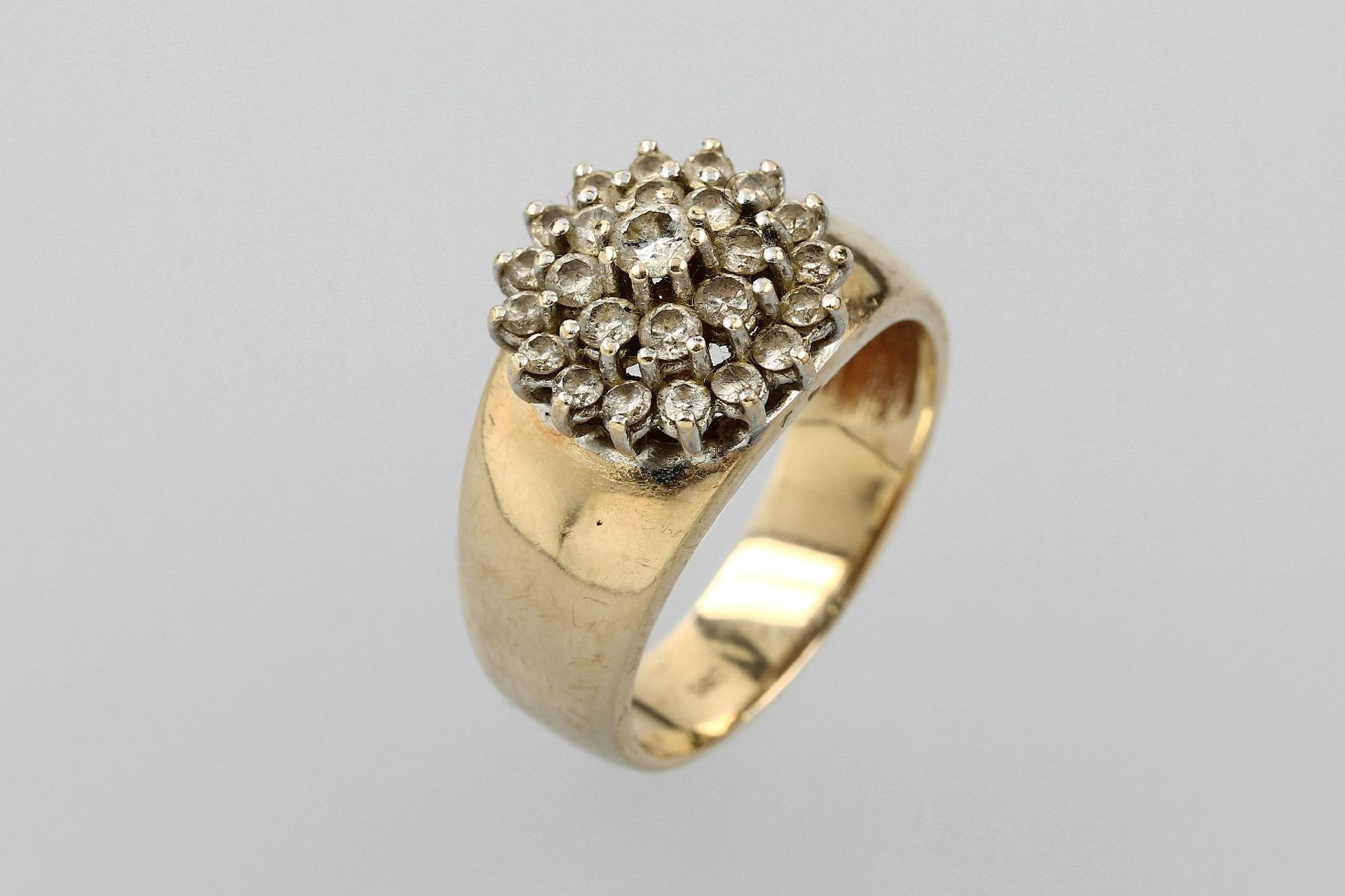 14 kt Gold Ring mit Brillanten, GG 585/000,blütenförmiger Ringkopf besetzt mit 25 Brill. zus. ca.