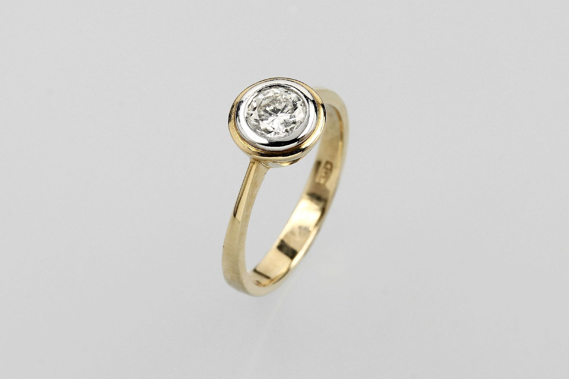18 kt Gold Ring mit Brillant, GG/WG 750/000, mittig Brillant ca. 0.59 ct Weiß/si, in WG gefasst,