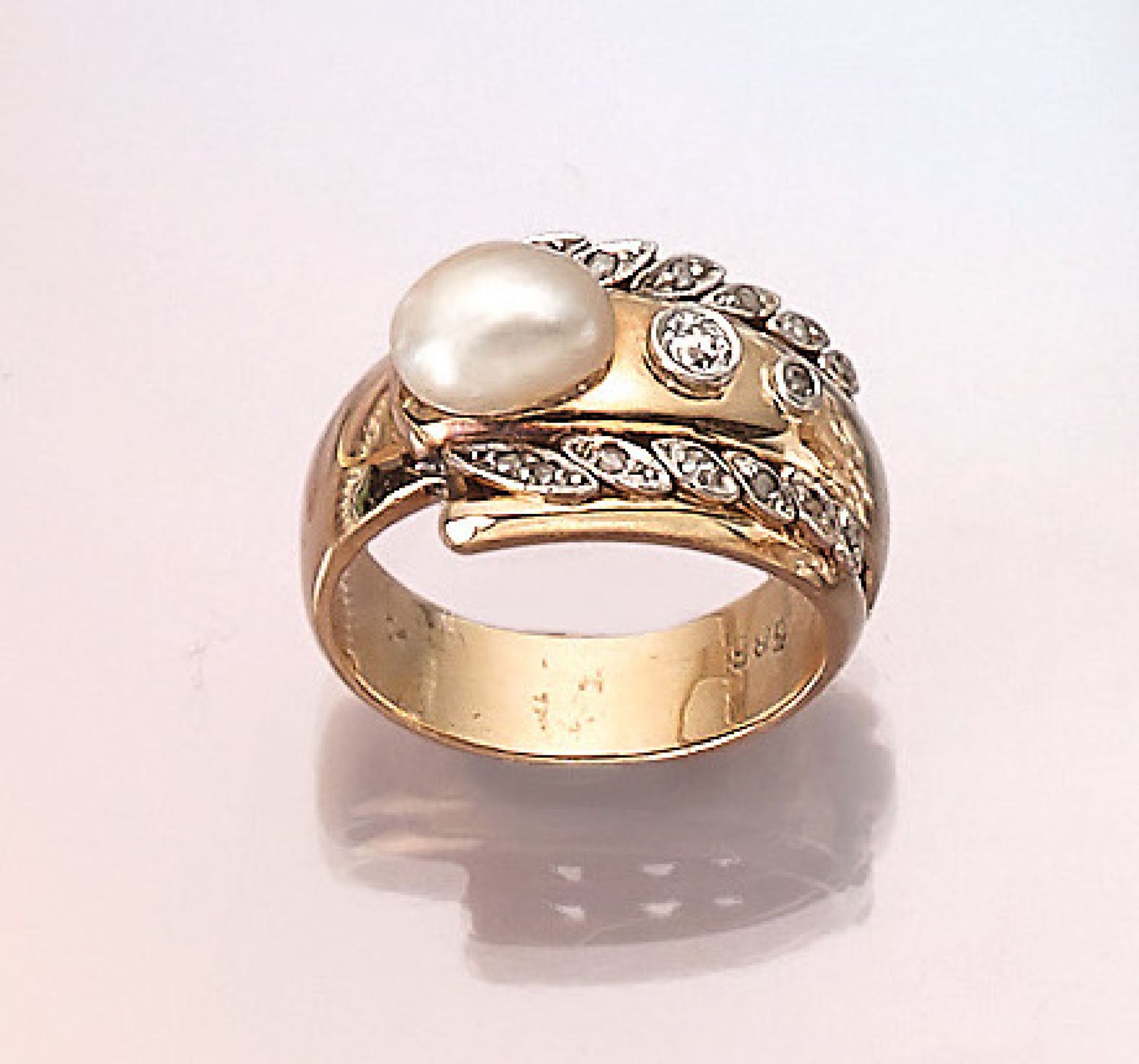 14 kt Gold Ring mit Perle und Diamanten, GG 585/000, weiße Naturperle, 16 Altschliff- Diamanten