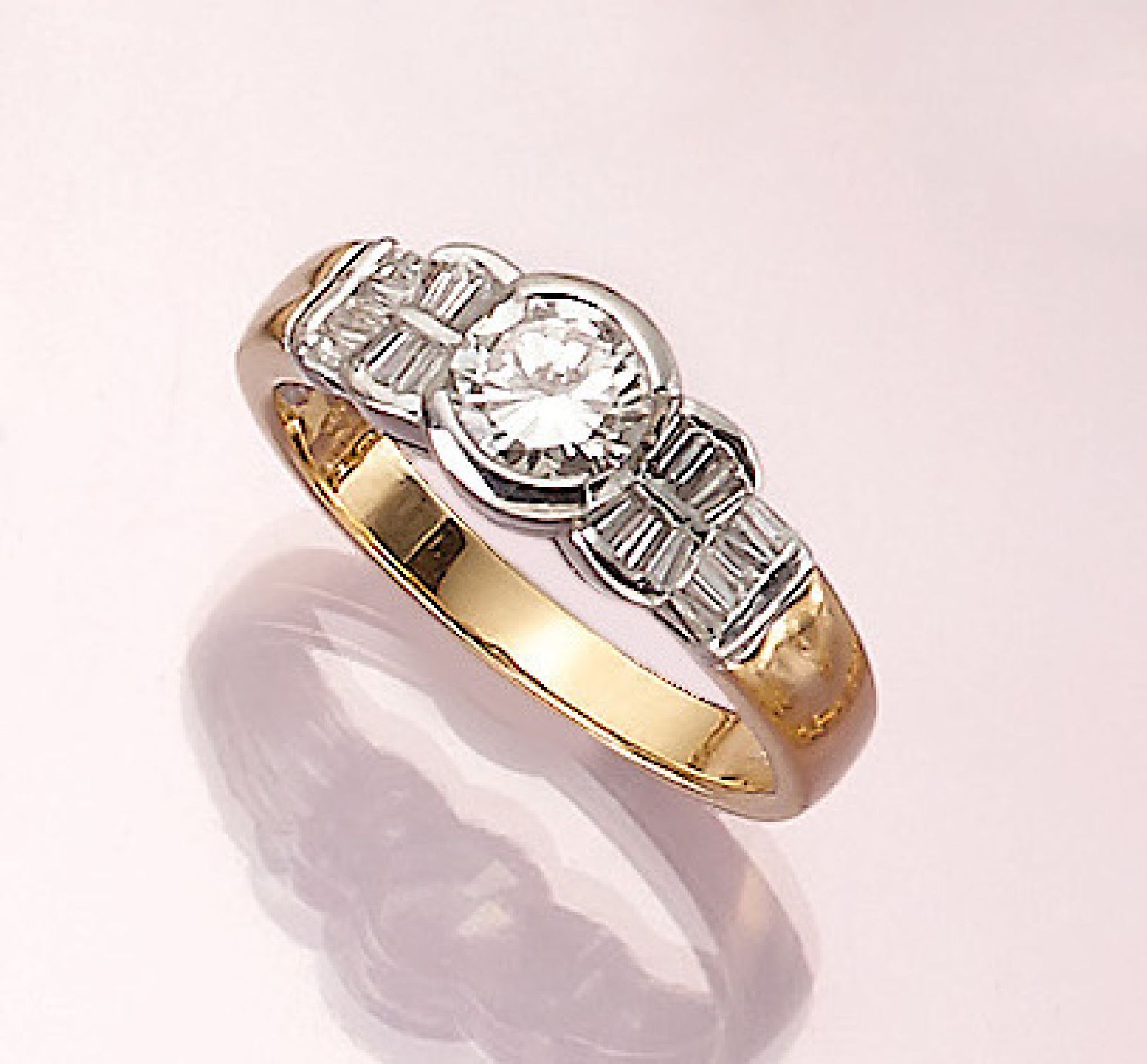 18 kt Gold Ring mit Diamanten, GG/WG 750/000, 1 Brillant ca. 1.0 ct l. get. Weiß/vs, 18 Diam.-