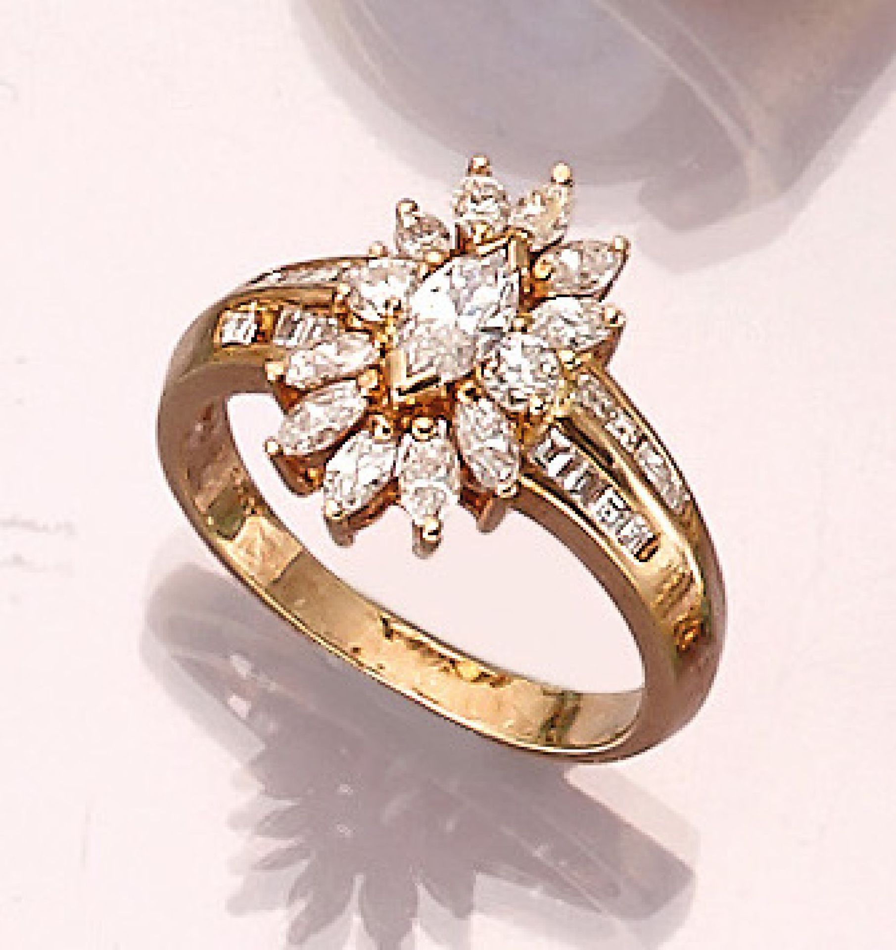 18 kt Gold Ring mit Diamanten, GG 750/000, Diamantnavettes und Diamantcarrees zus. ca. 1.30 ct