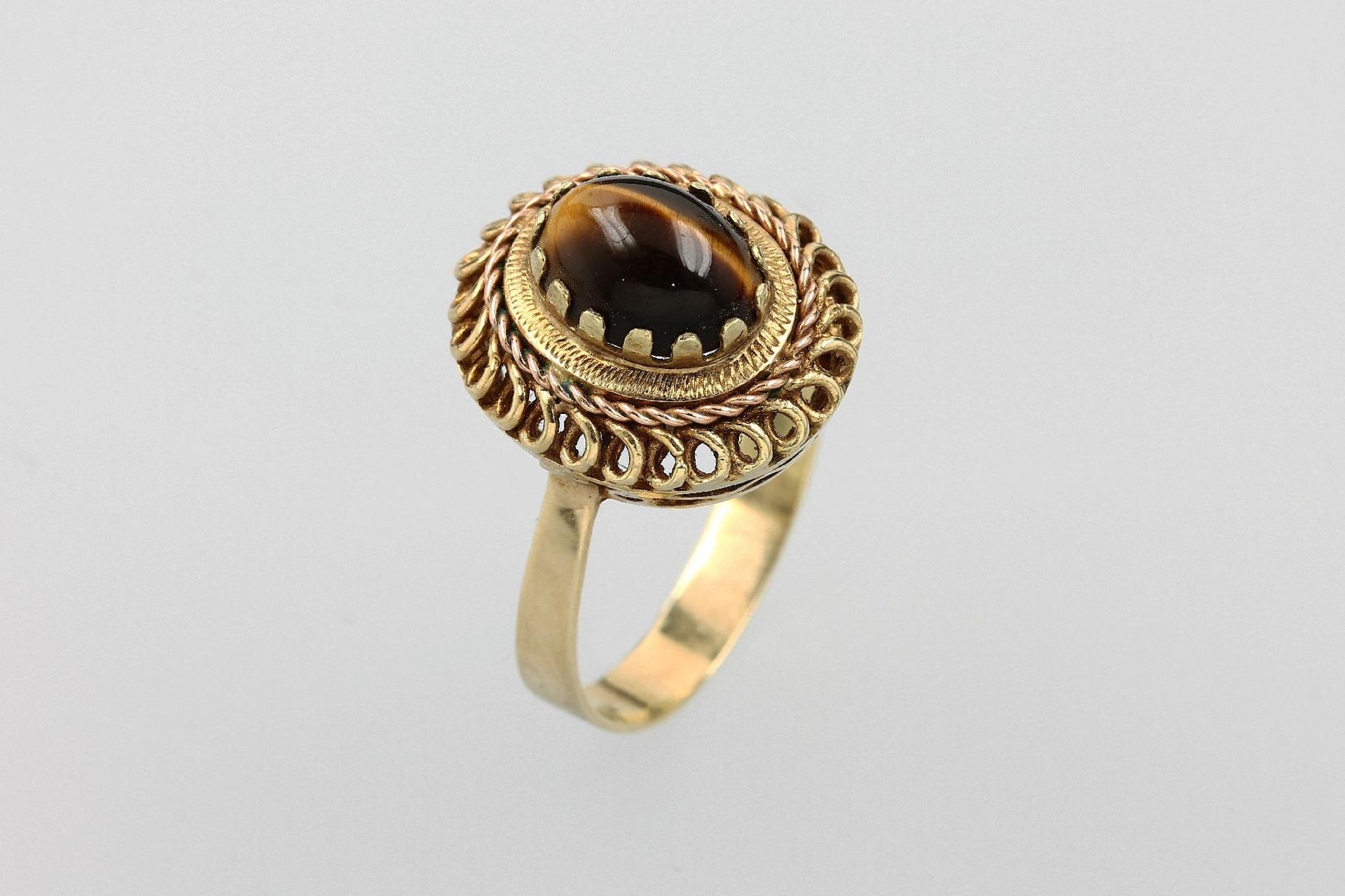 14 kt Gold Ring mit Tigerauge, GG 585/000, mittig ovaler Tigeraugencabochon, erhaben gefasst,