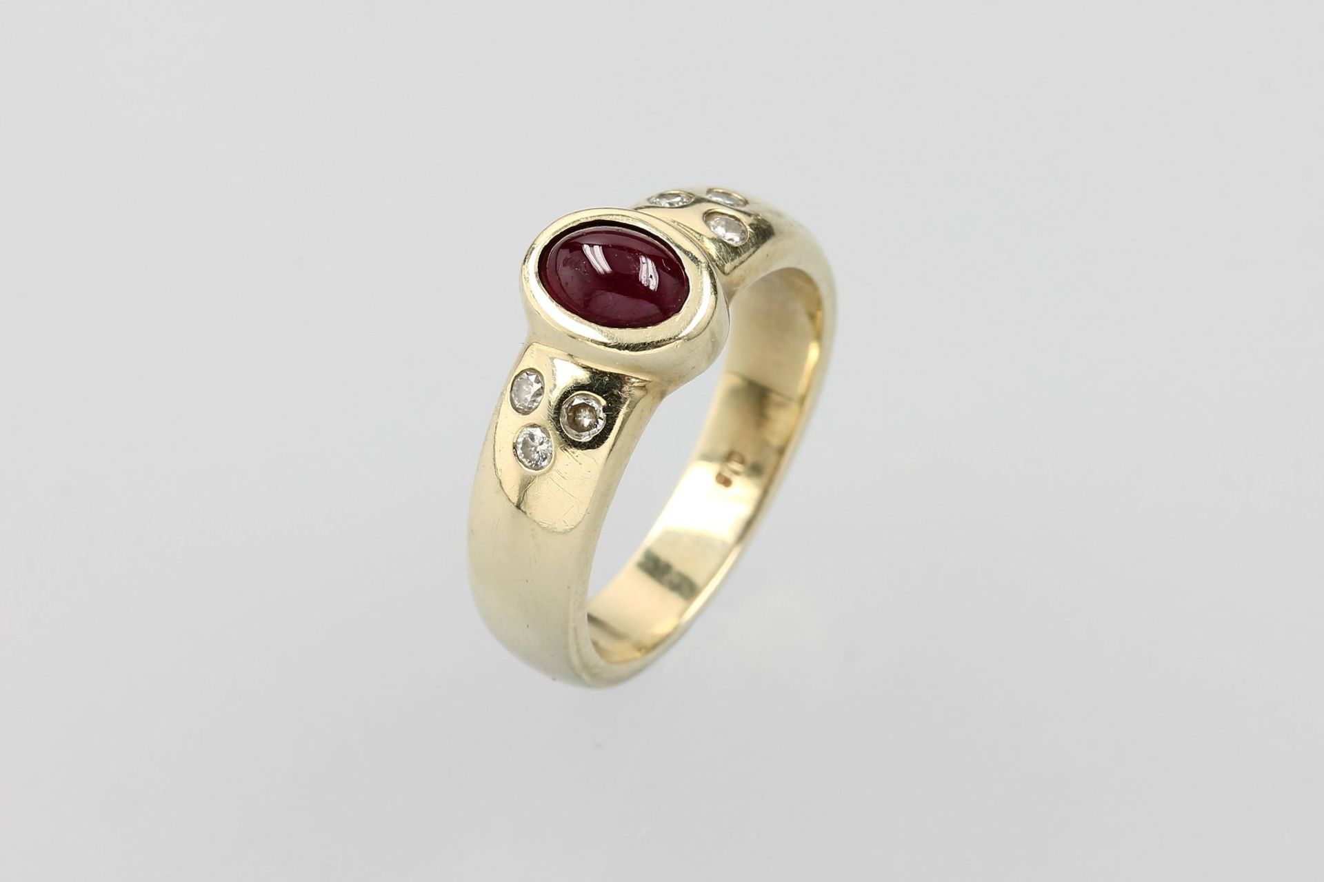 14 kt Gold Ring mit Rubin und Brillanten, ovaler Rubincabochon ca. 0.50 ct, 6 Brillantenzus. ca. 0.