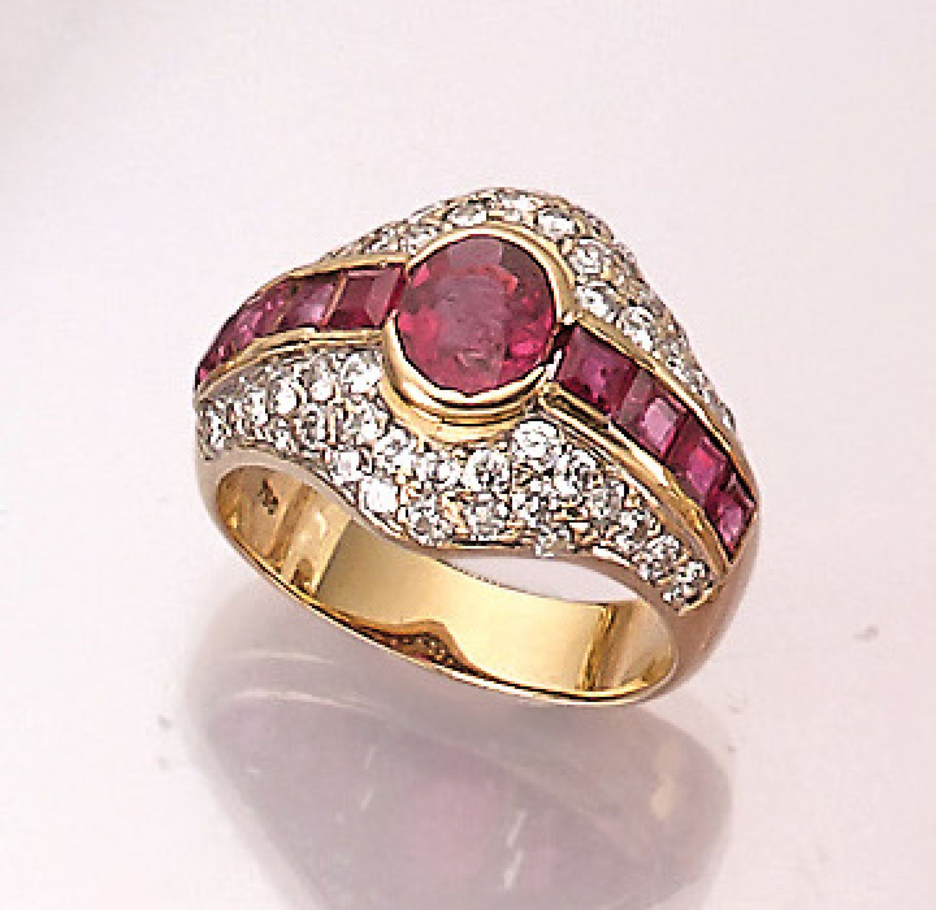 Ring mit Rubinen und Brillanten, GG 750/000, mittig oval facett. Rubin ca. 0.80 ct, Rubincarrees