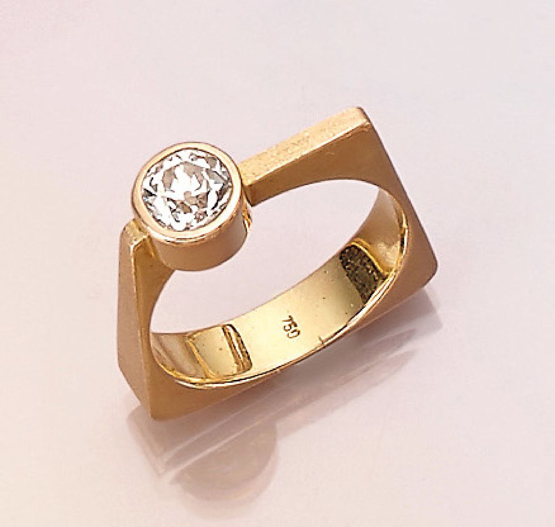 18 kt Gold Ring mit Brillant, GG 750/000, ausgefallenes Design, Stirnseiten sat., Brillant ca. 0.