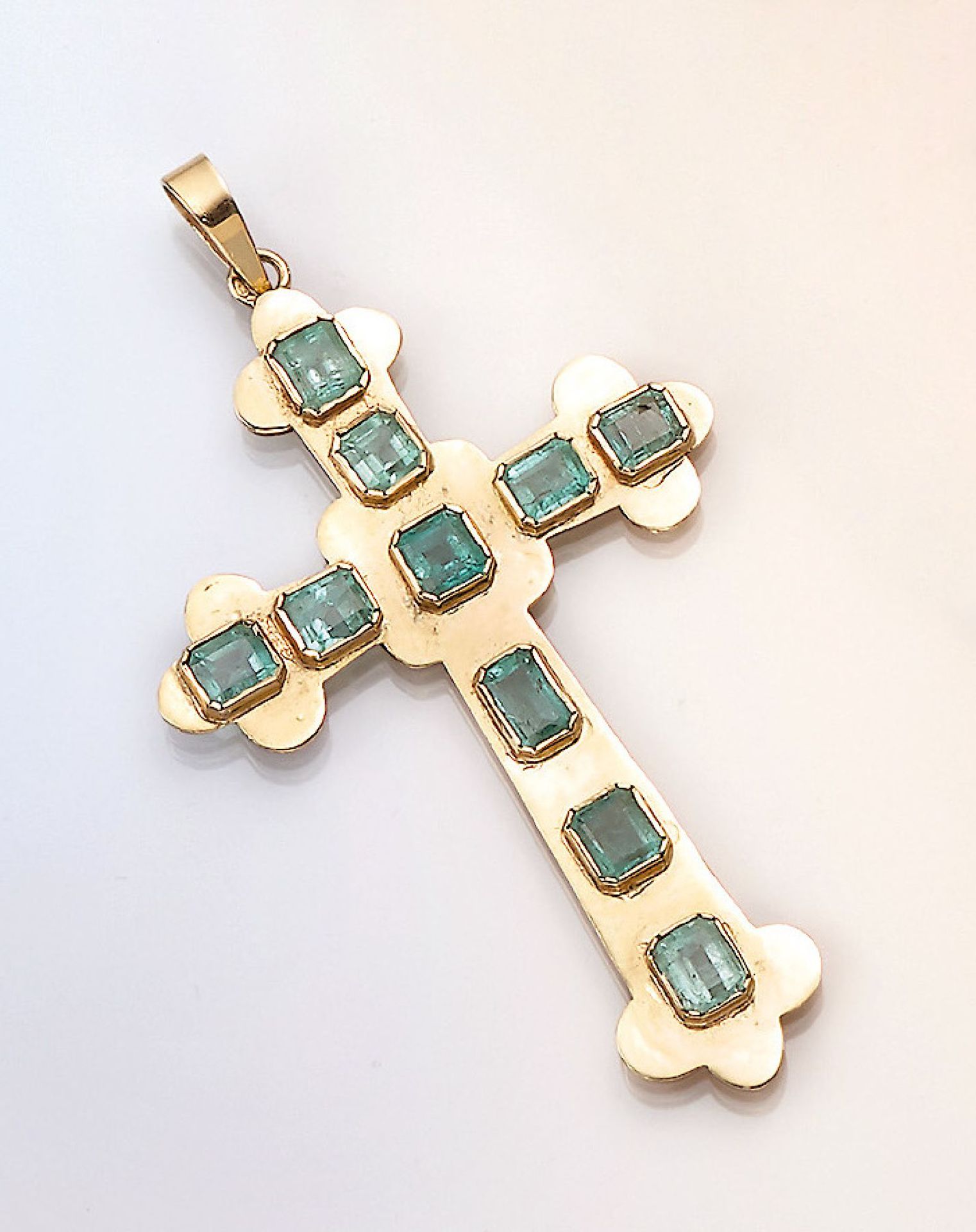 18 kt Gold Kreuzanhänger mit Smaragden, GG 750/000, klare und einfache Formgebung, 10 rechteckig