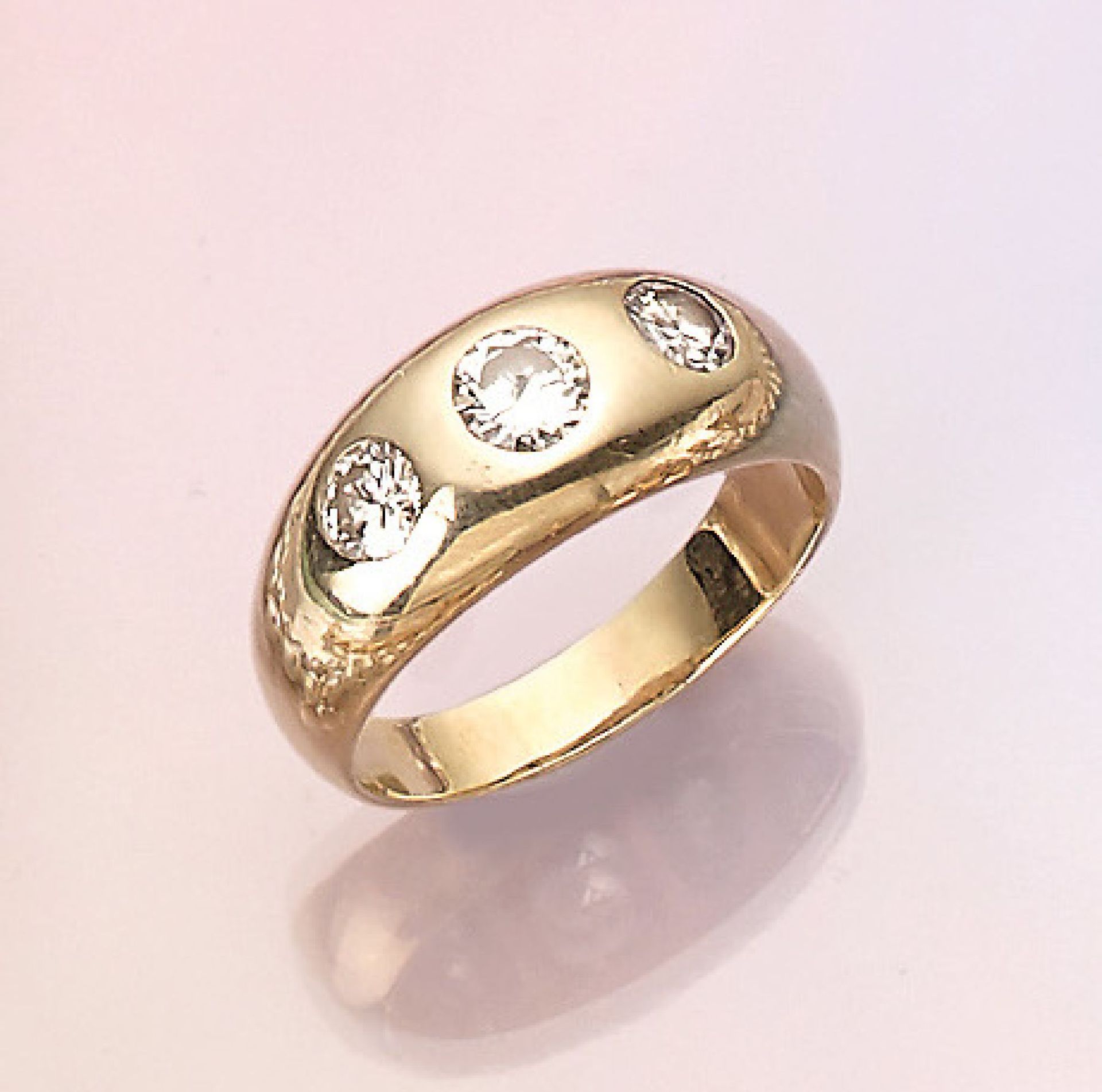 14 kt Gold Bandring mit Diamanten, GG 585/000, 3 Diamanten zus. ca. 1.30 ct l.get.Weiß/si-p1, RW 65,