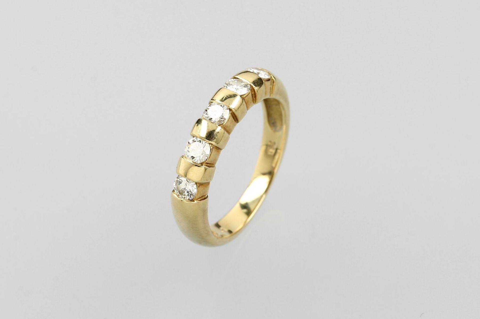 18 kt Gold Ring mit Diamanten, GG 750/000, 5 Diamanten zus. ca. 0.40 ct Weiß/si, RW 50, ca. 3.5 g