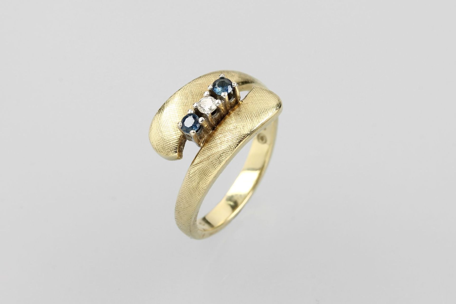 14 kt Gold Ring mit Saphiren und Brillant, GG 585/000, ein Brillant ca. 0.05 ct Weiß/p, facett.
