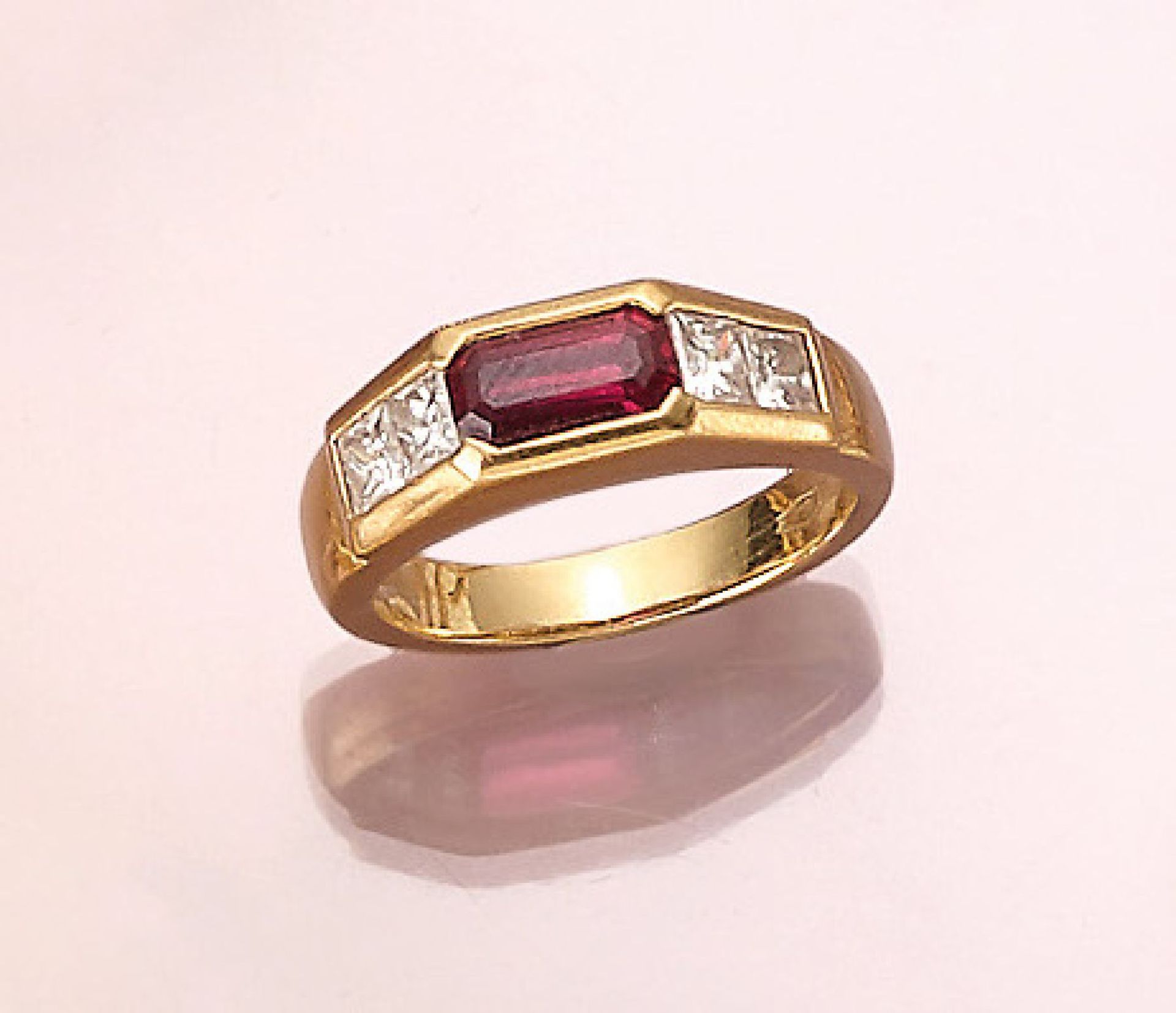 18 kt Gold Ring mit Rubin und Diamanten, GG 750/000, Rubin-Baguette von guter Farbe ca. 0.80 ct, 4