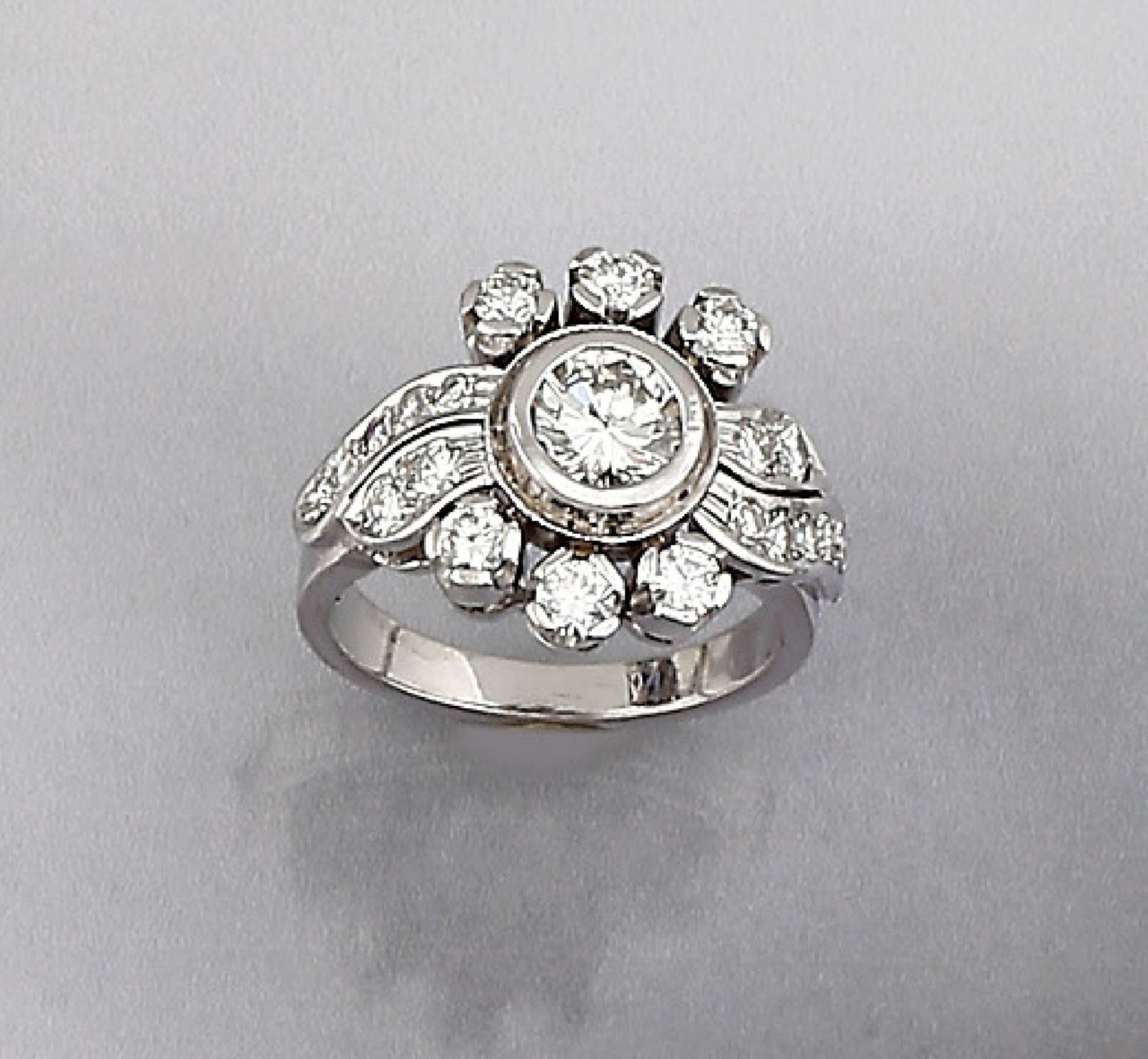 Platin Ring mit Diamanten, mittiger Brillant ca. 0.80 ct l.get./vs, 10 Brillanten und 10 8/8-Diam.