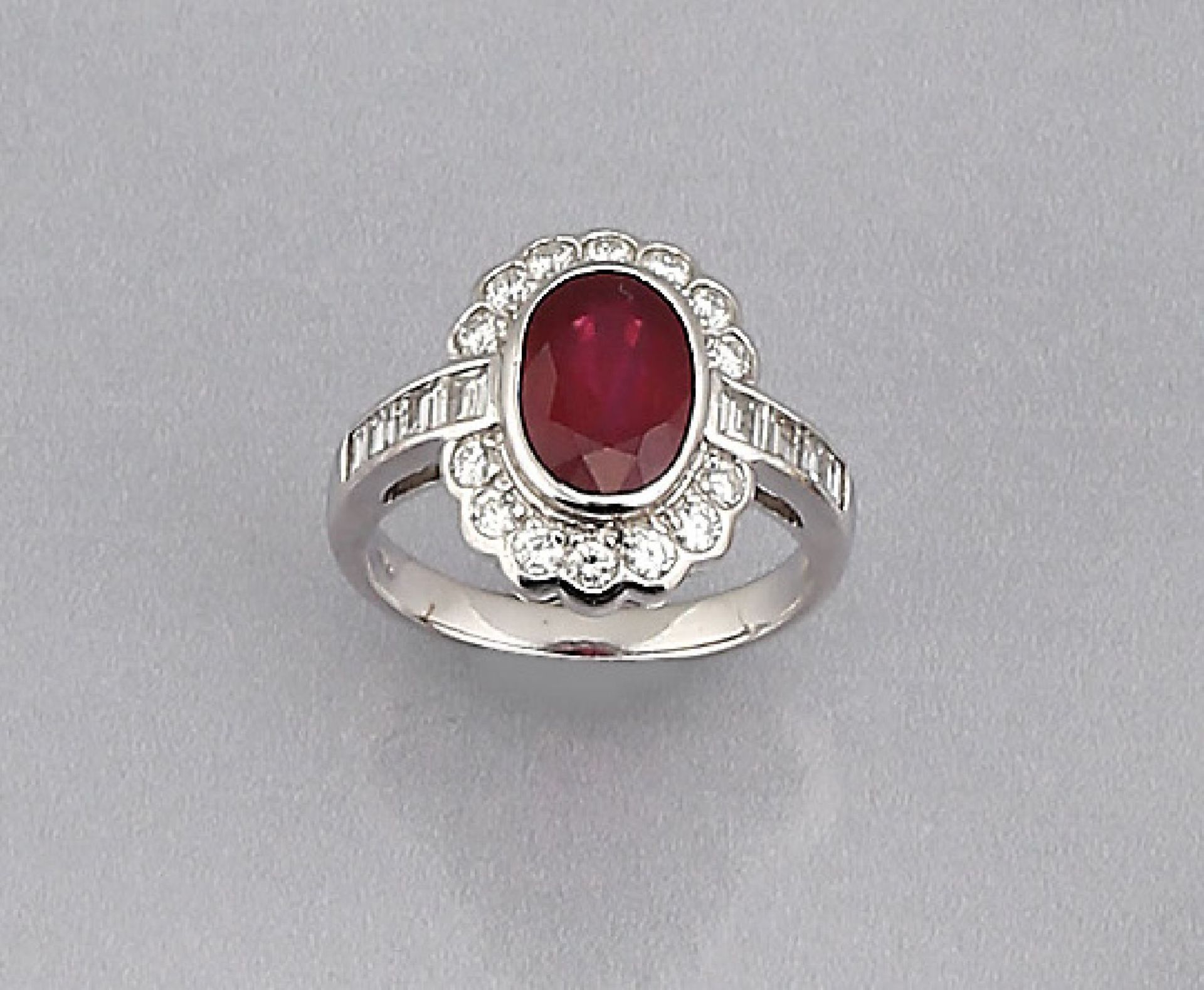 Platin Ring mit Rubin und Diamanten, ovalfacett. Rubin ca. 2.80 ct von sehr schöner Farbe,