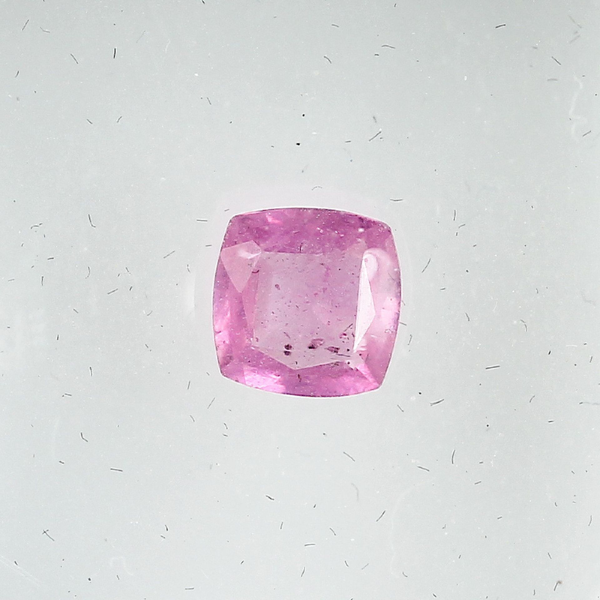 Loser Pinksaphir, ca. 1.49 ct, Kissenschliff, 6.5 x 6.5 mm, hitzebeh. Schätzpreis: 340, - EURLoose