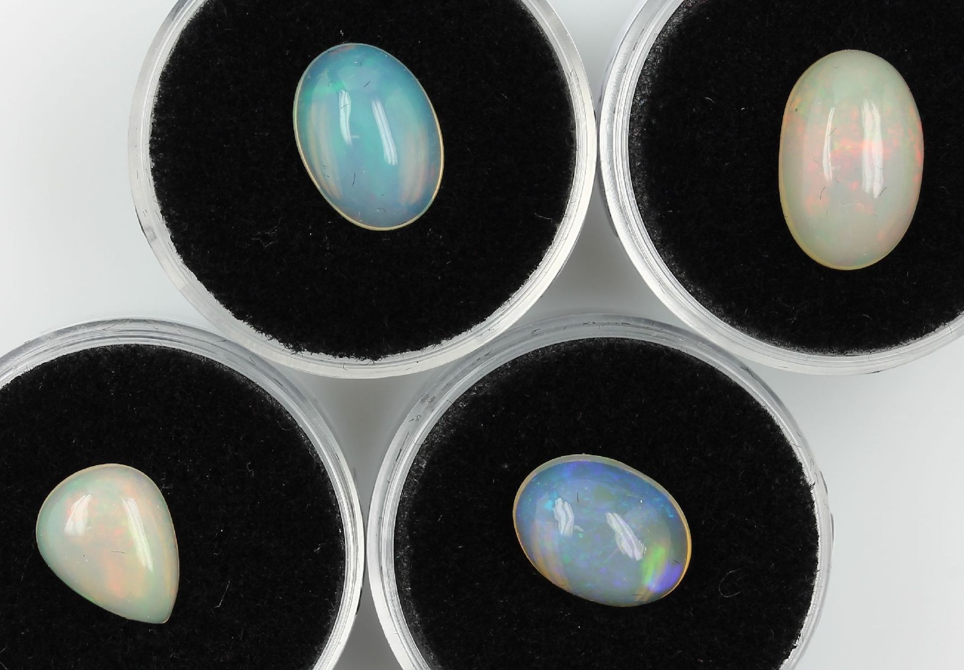 Lot 4 lose Opalcabochons zus. ca. 11.55 ct Schätzpreis: 1280, - EURLot 4 loose opal cabochons