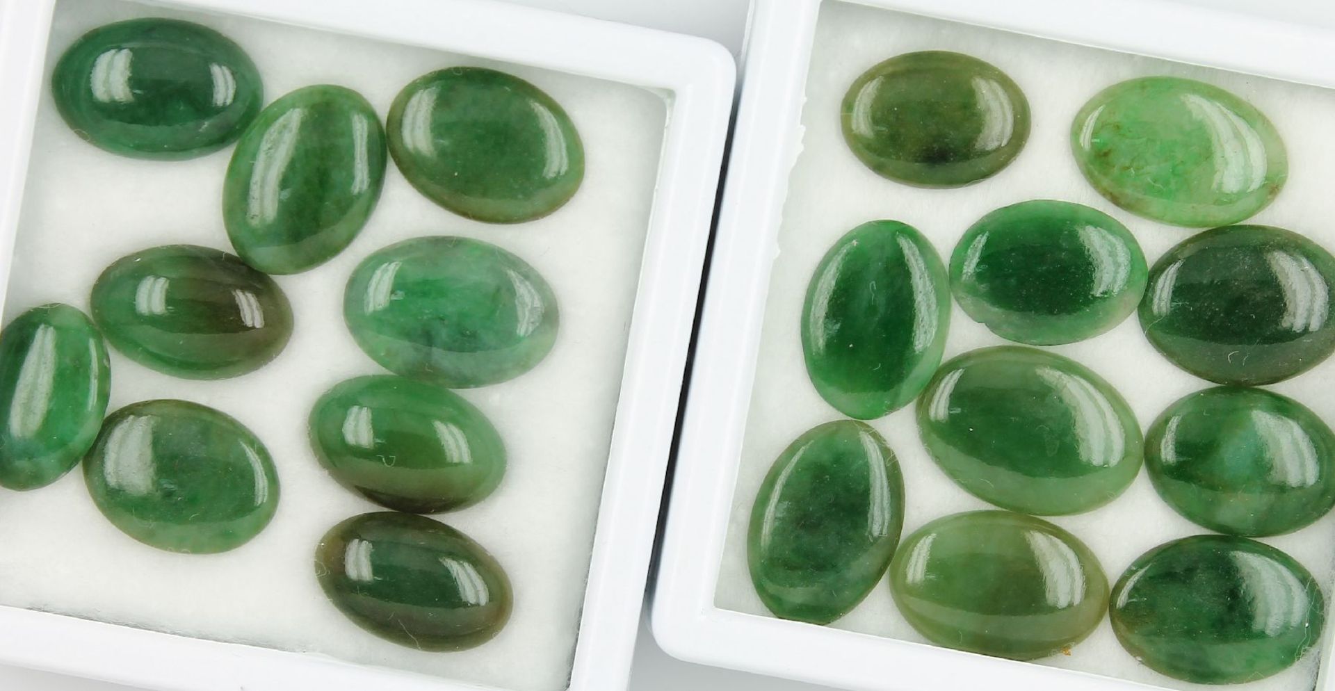 Lot 19 lose Jadecabochons zus. ca. 61.0 ct Schätzpreis: 900, - EURLot 19 loose jade cabochons