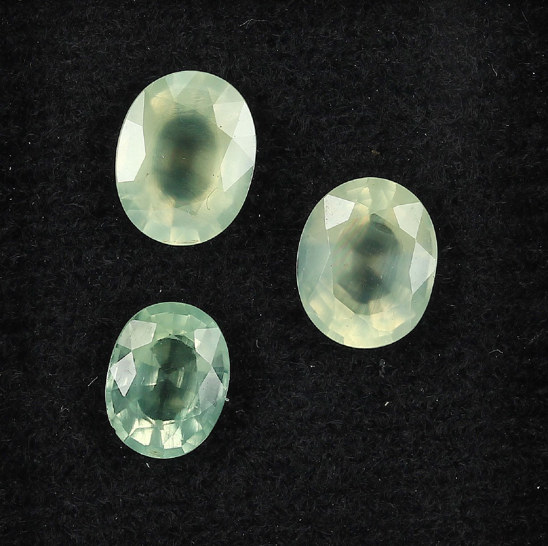 Lot 3 lose Prehnite, zus. ca. 6.5 ct, oval facett., versch. Größen Schätzpreis: 250, - EURLot 3