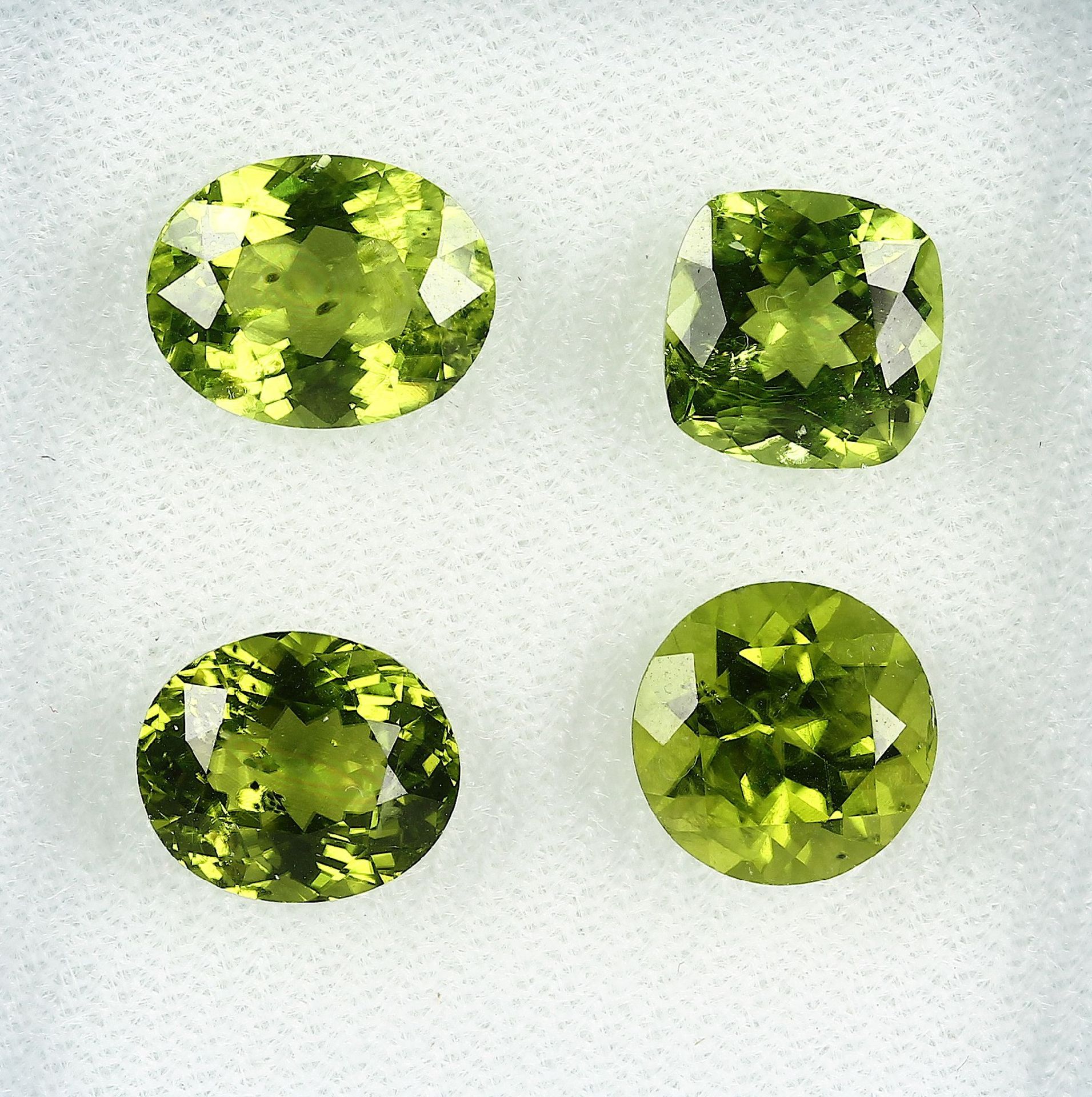 Lot lose Peridots, zus. ca. 19 ct, best. aus: 2 x oval facett., 1 x rund facett. und 1 x im