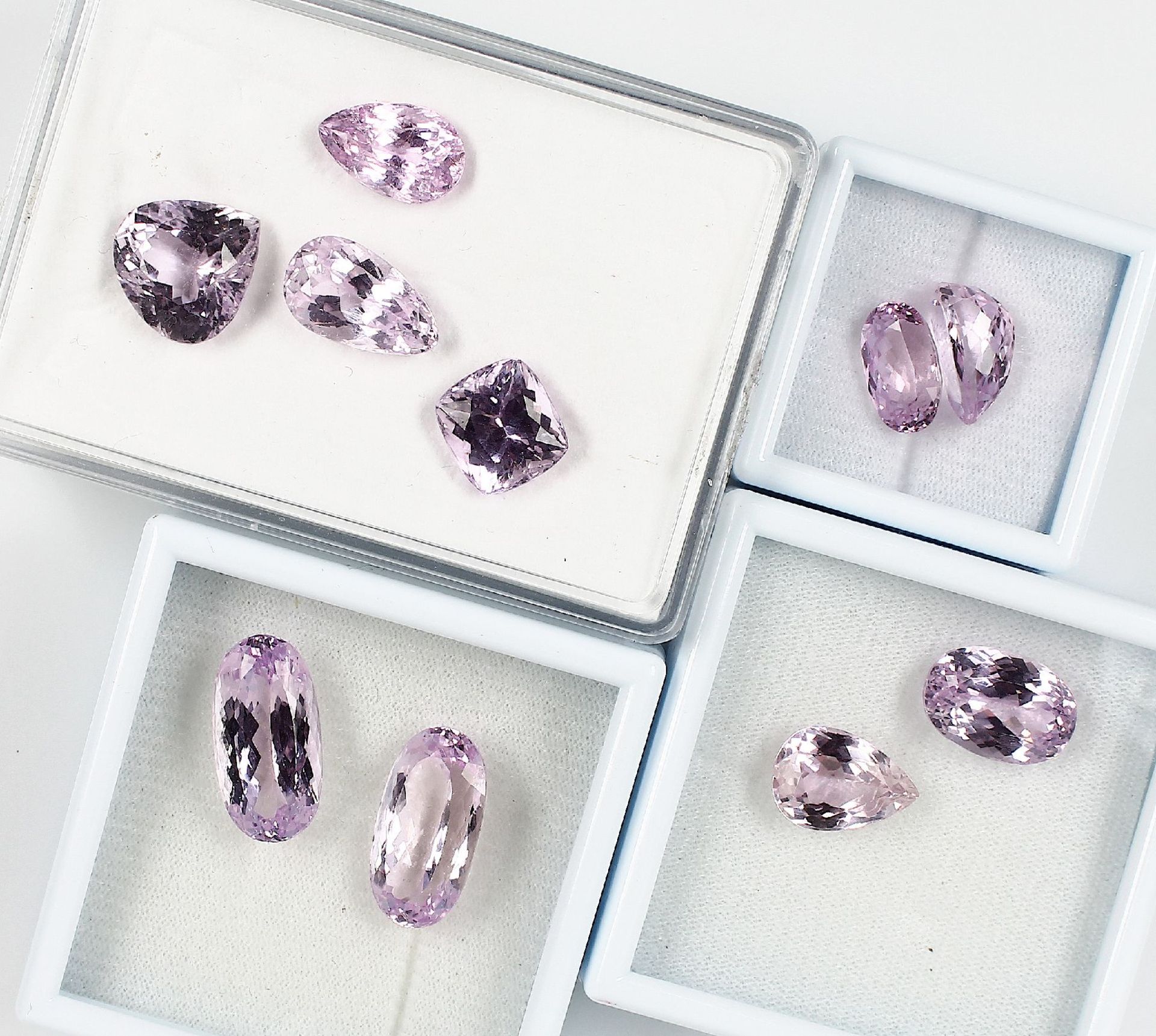 Lot 10 lose Kunzite, zus. ca. 146.75 ct, versch. Schliffformen und Farbnuancen Schätzpreis: