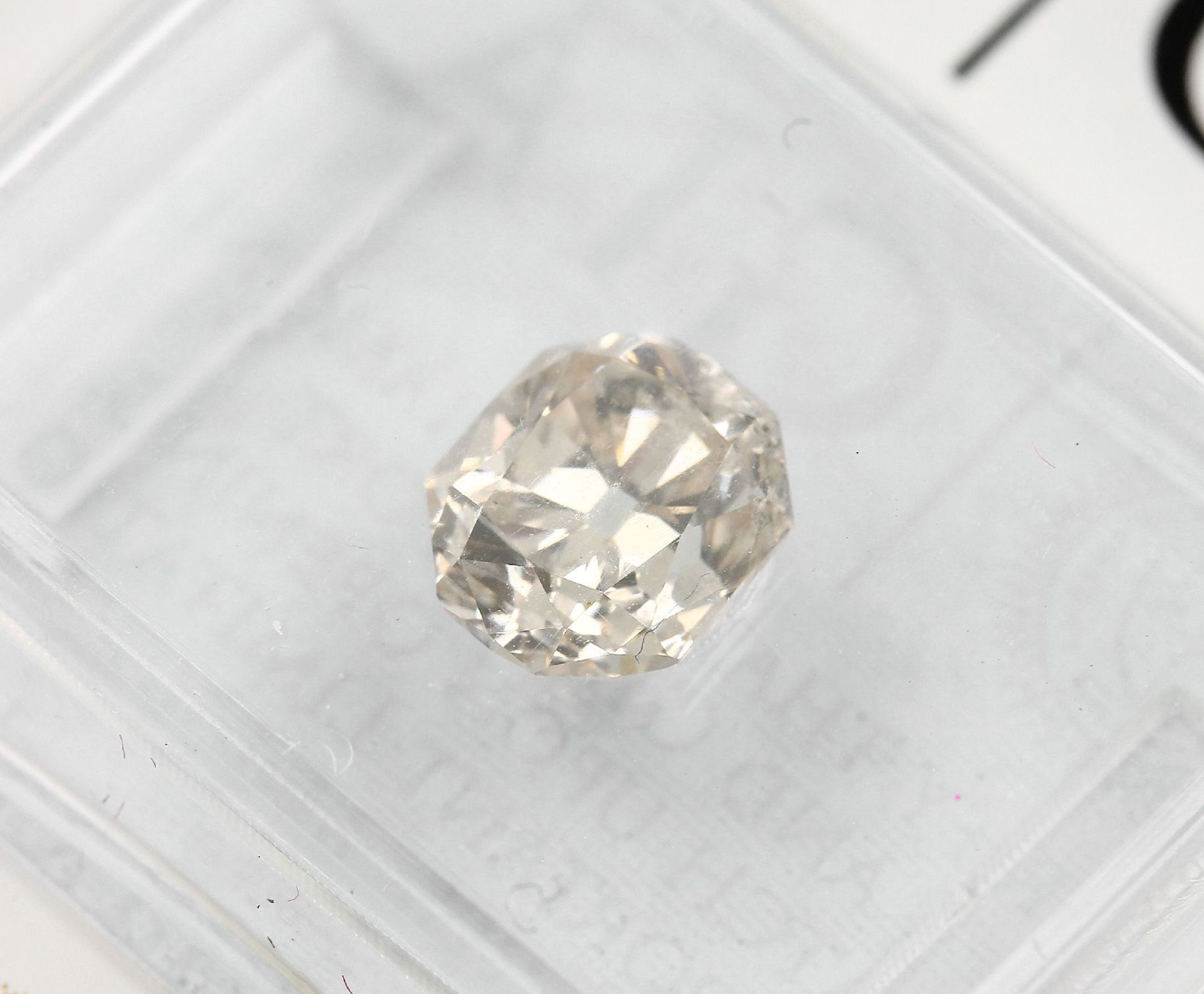 Loser Brillant, 1.02 ct Light Brown (S-T)/ si2, cut-cornered rechteckig facett., 6.36 x 5.42 x 3. - Bild 2 aus 4