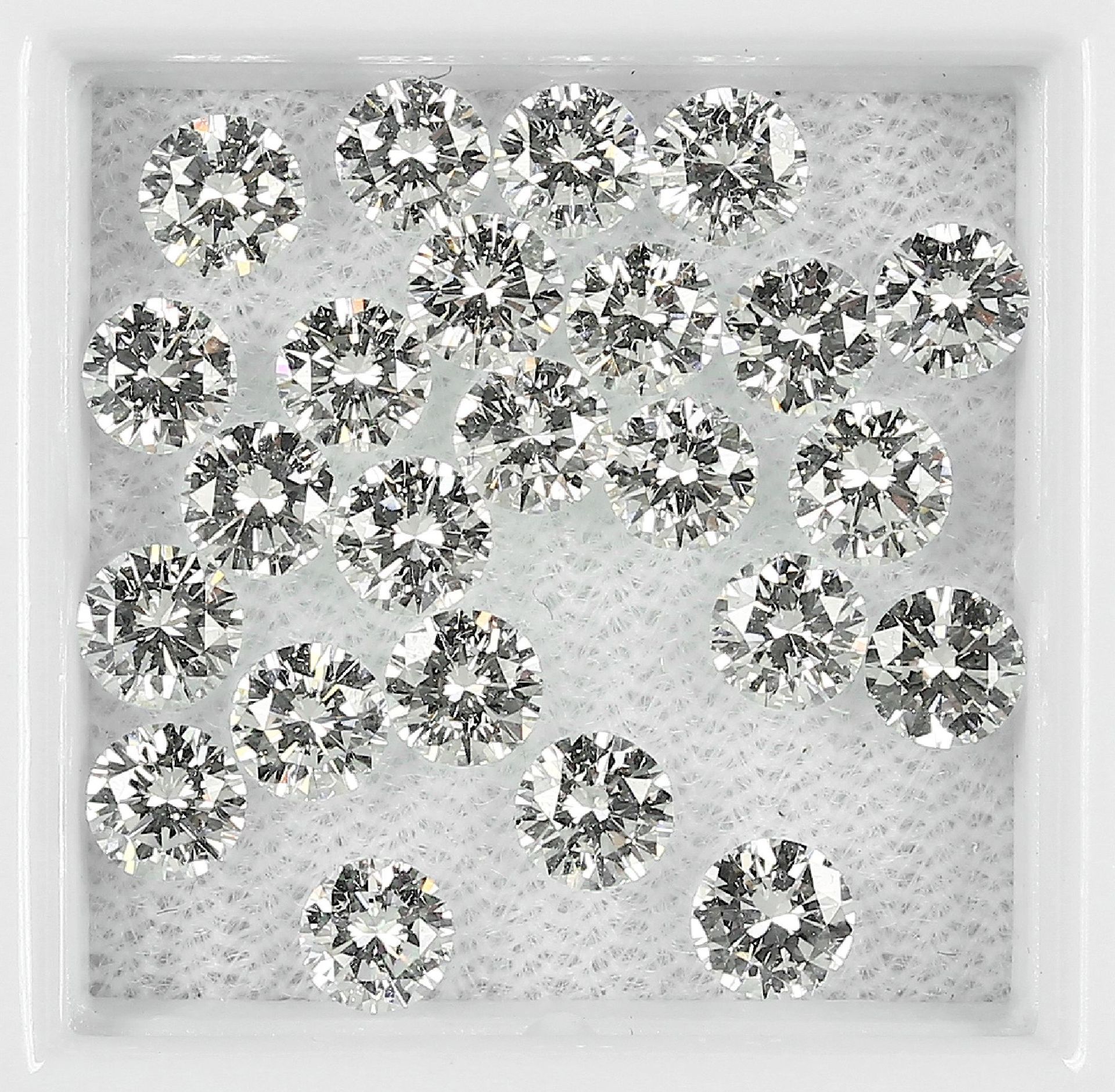 Lot 24 lose Brillanten, zus. ca. 5.04 ct feines Weiß/lr Schätzpreis: 15500, - EURLot 24 loose