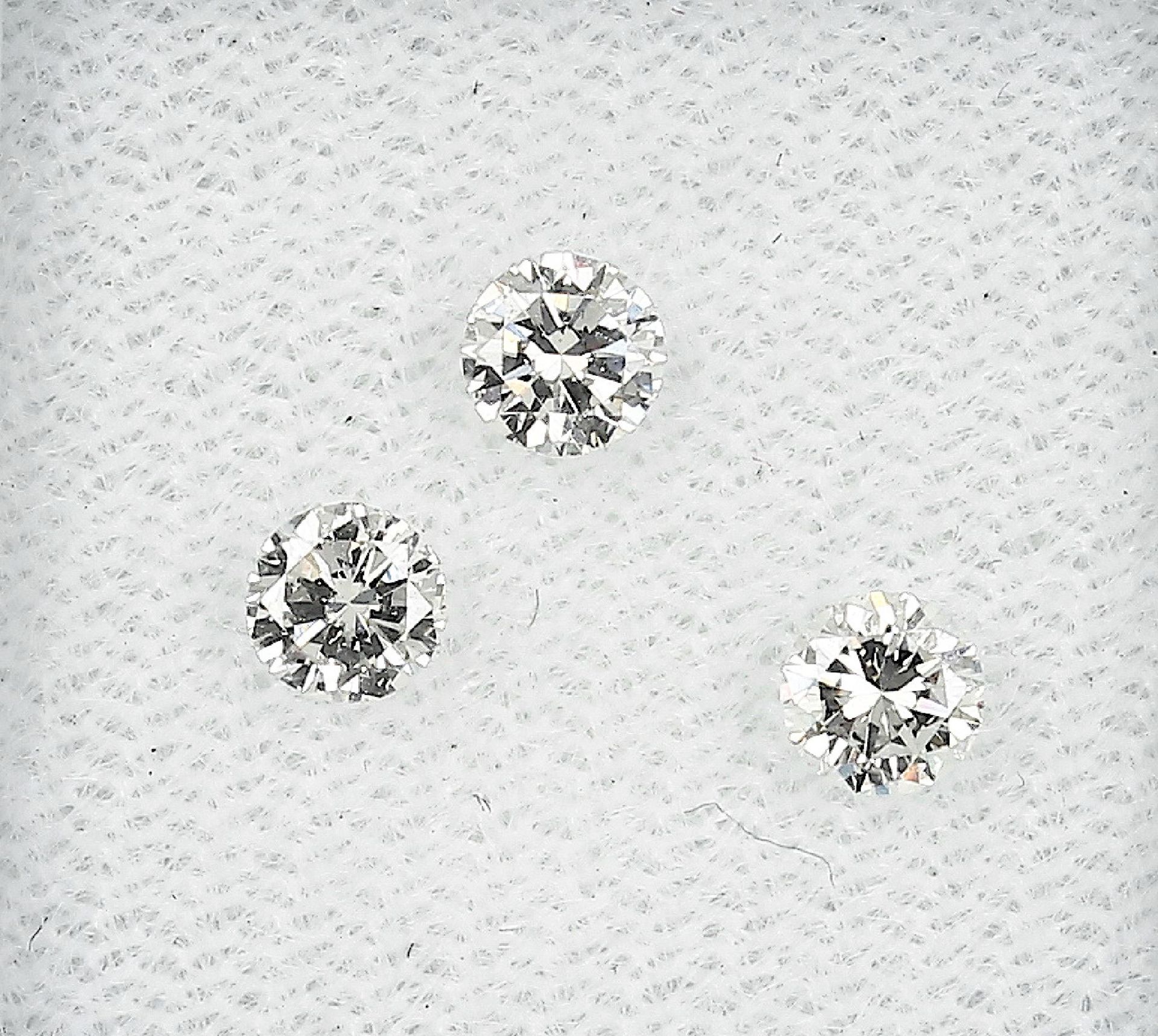 Lot 3 lose Brillanten zus. ca. 0.58 ct feines Weiß/lr Schätzpreis: 1800, - EURLot 3 loose brilliants