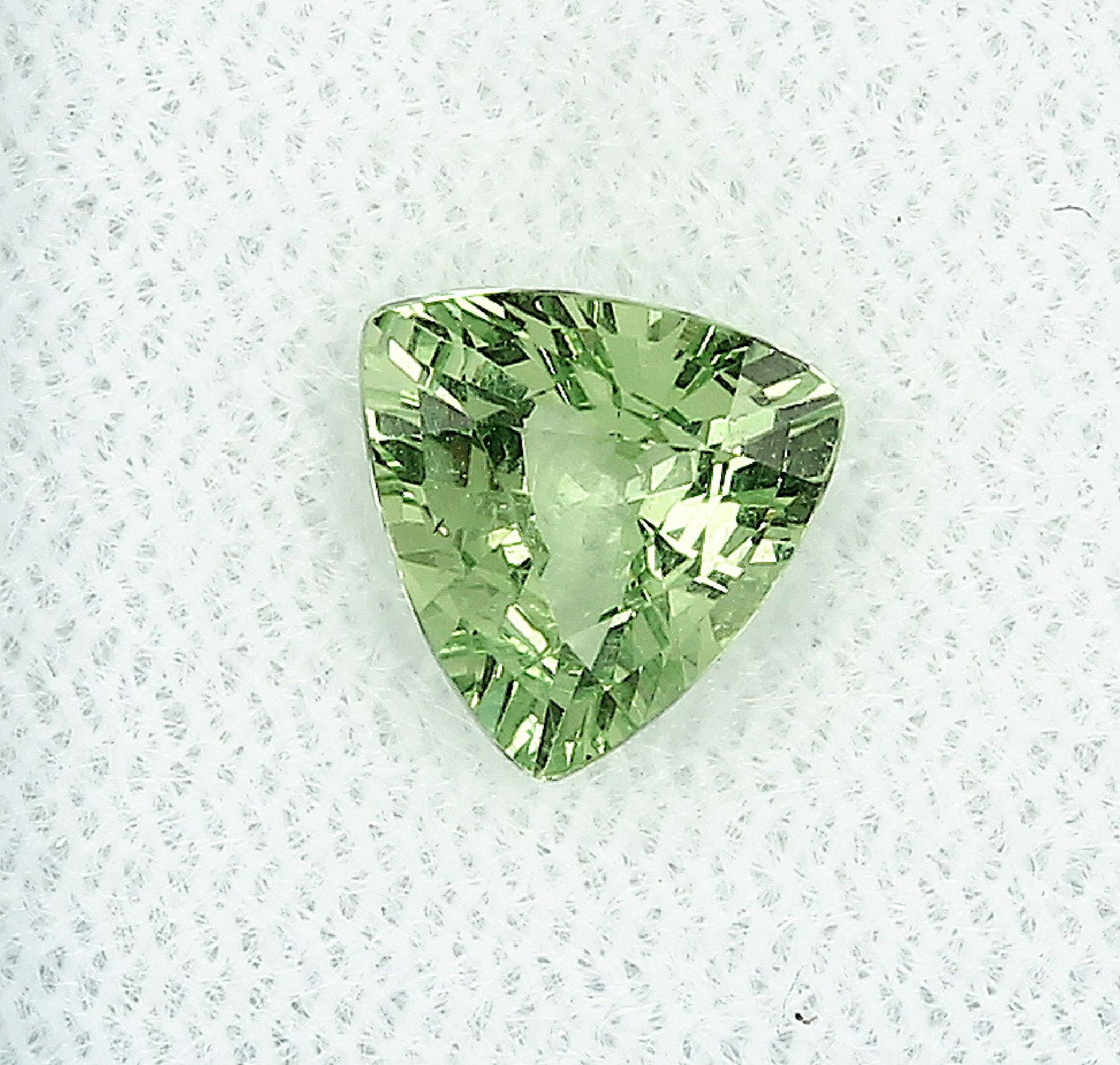 Lose Granat-Triangel 1.46 ct, yellowish green, 7.34 x 7.80 x 3.97 mm, mit Expertise Schätzpreis: