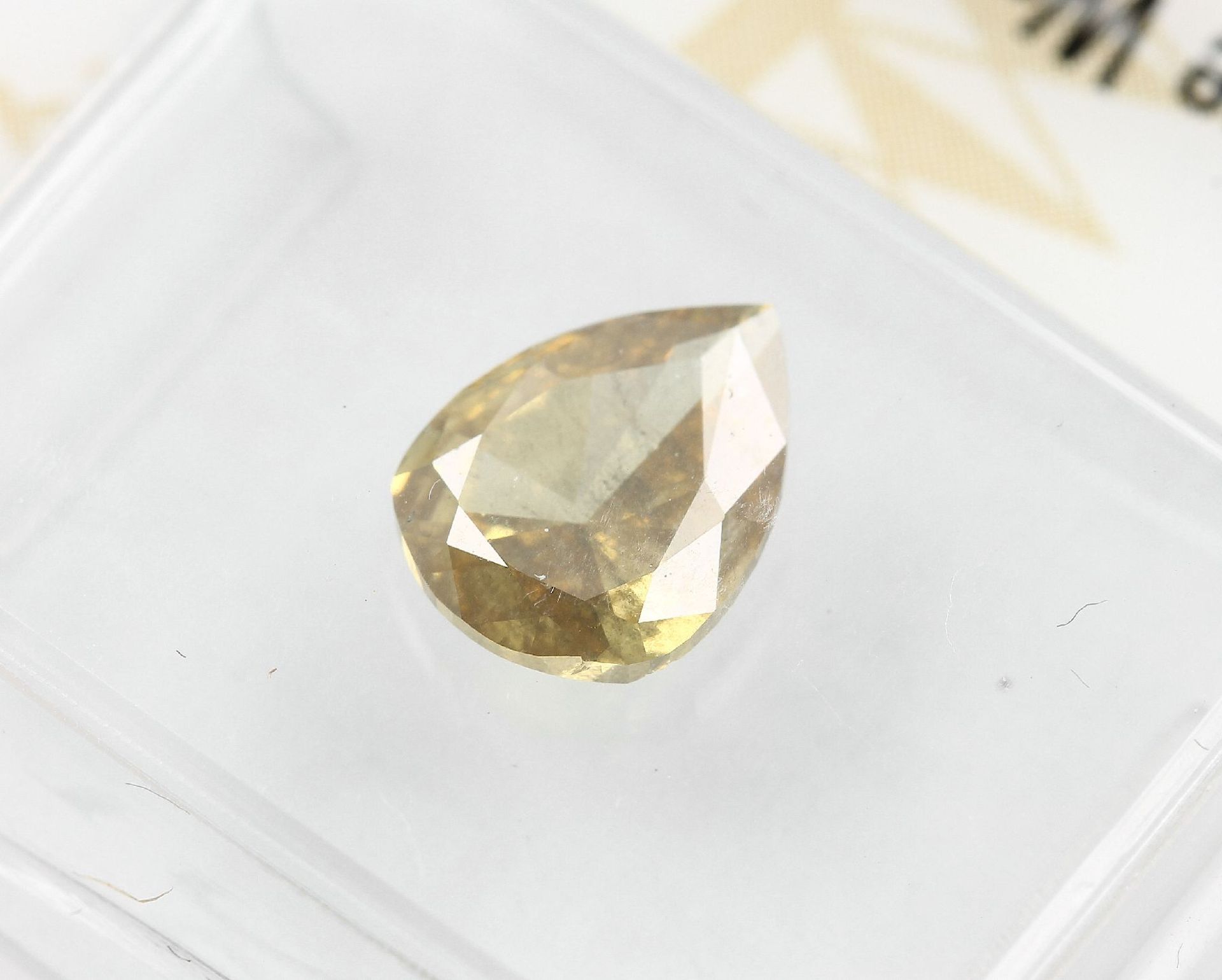 Loser Diamant, 0.92 ct Natural Fancy Deep Brownish Yellow, tropfenf. facett., 8.11 x 6.19 x 2.84 mm, - Bild 3 aus 4