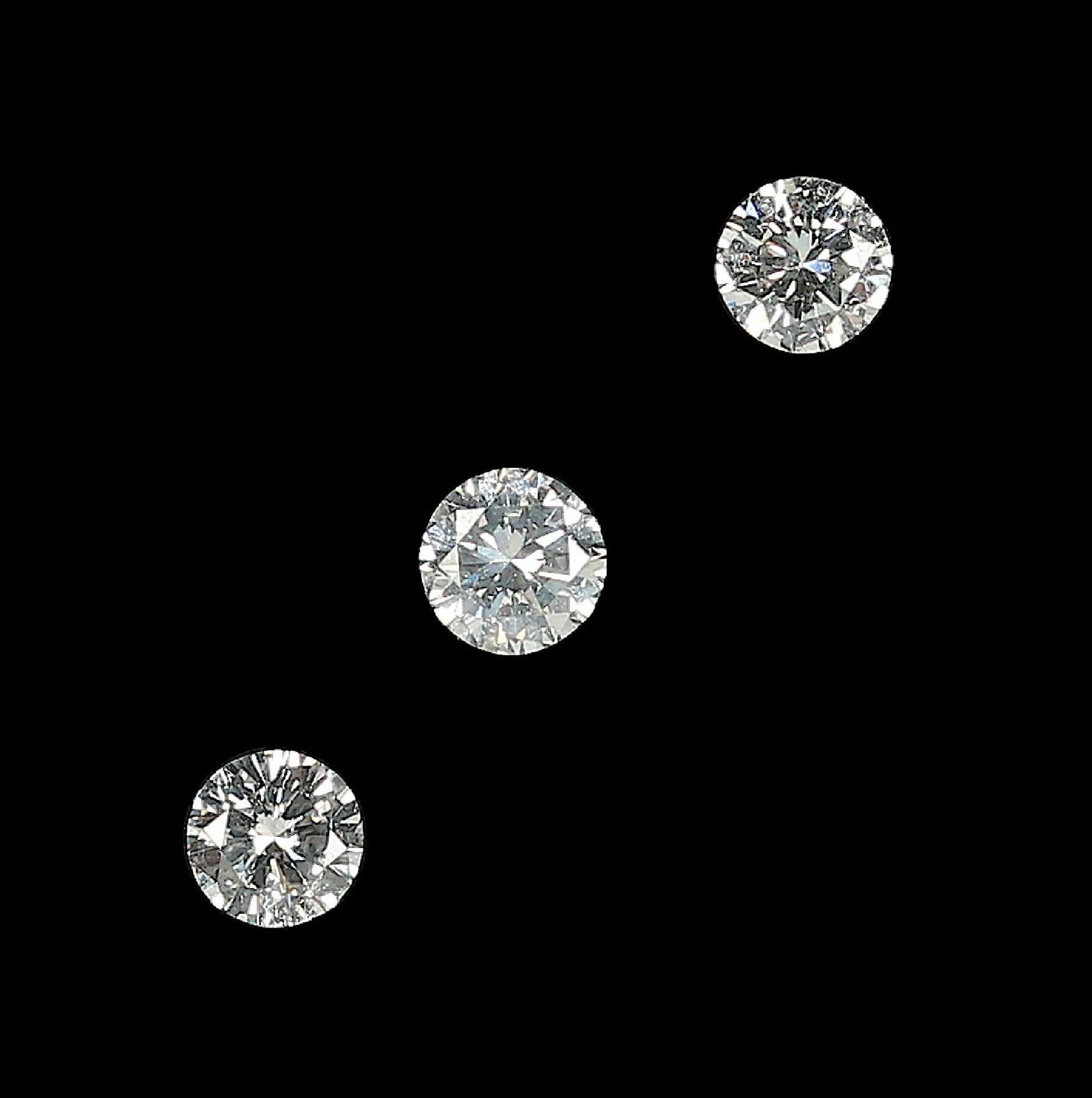 Lot 3 lose Brillanten, zus. ca. 0.65 ct Weiß/si Schätzpreis: 1400, - EURLot 3 loose brilliants,