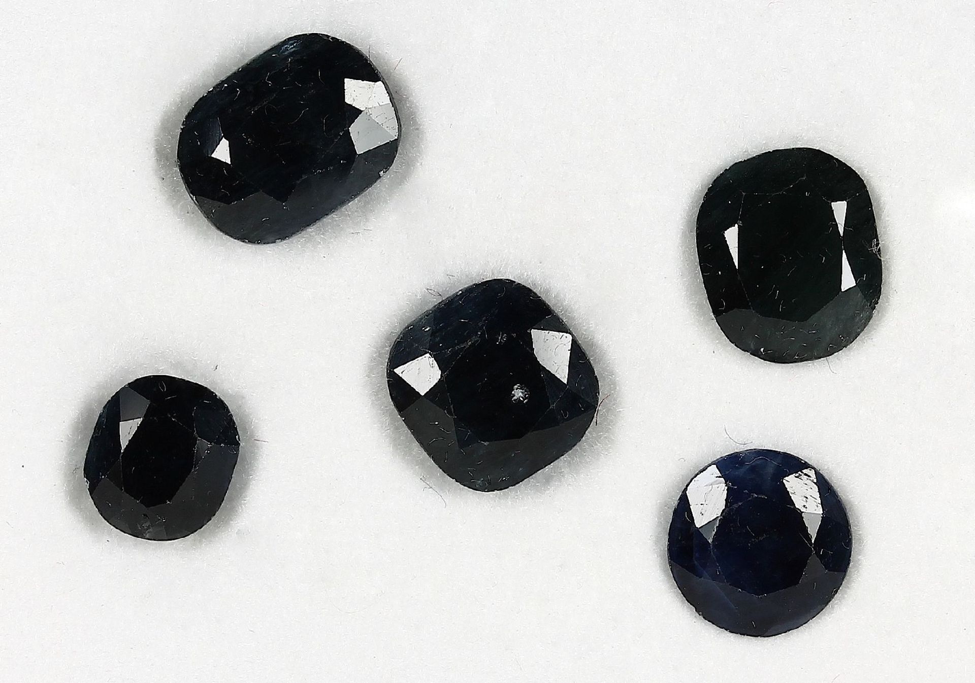 Lot lose Saphire, zus. ca. 17.2 ct, best. aus: 1 x oval facett., 1 x rund facett. und 3 x