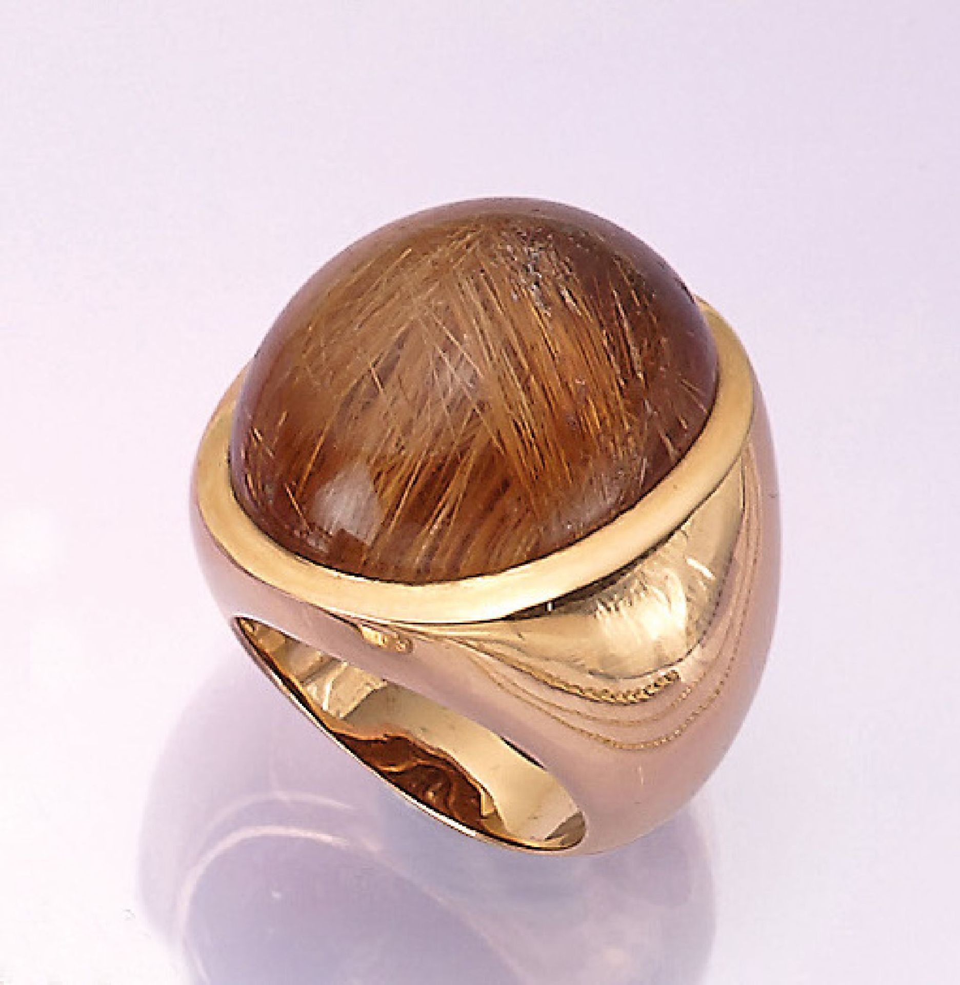 18 kt Gold Massiver Ring mit Rutilquarz, GG 750/000, ovaler Rutilquarzcabochon ca. 28 ct, RW 55, ca.