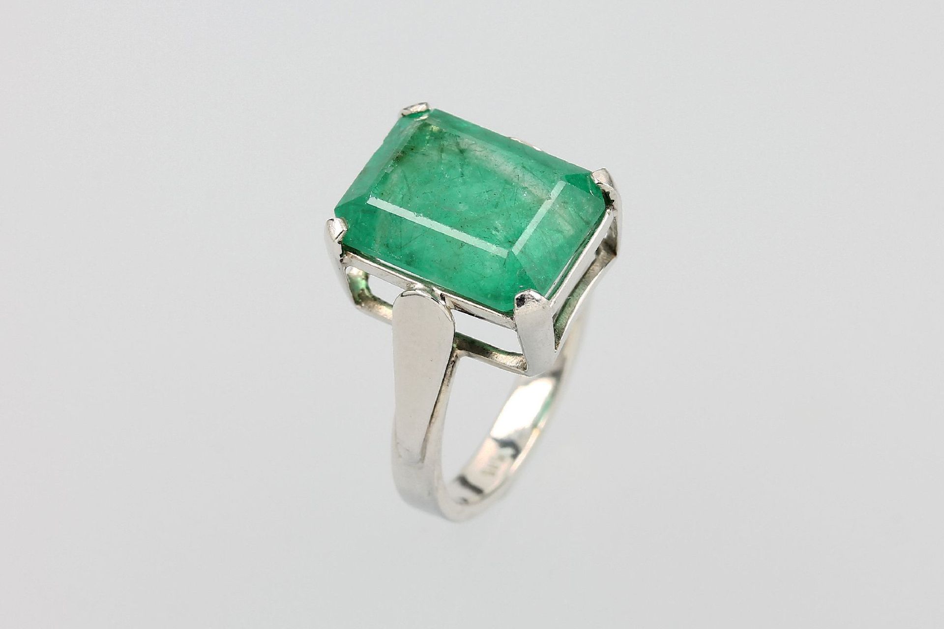 14 kt Gold Ring mit Smaragd, WG 585/000, facett. Smaragd im Emerald-Cut ca. 6.70 ct, RW 52, ca. 5.