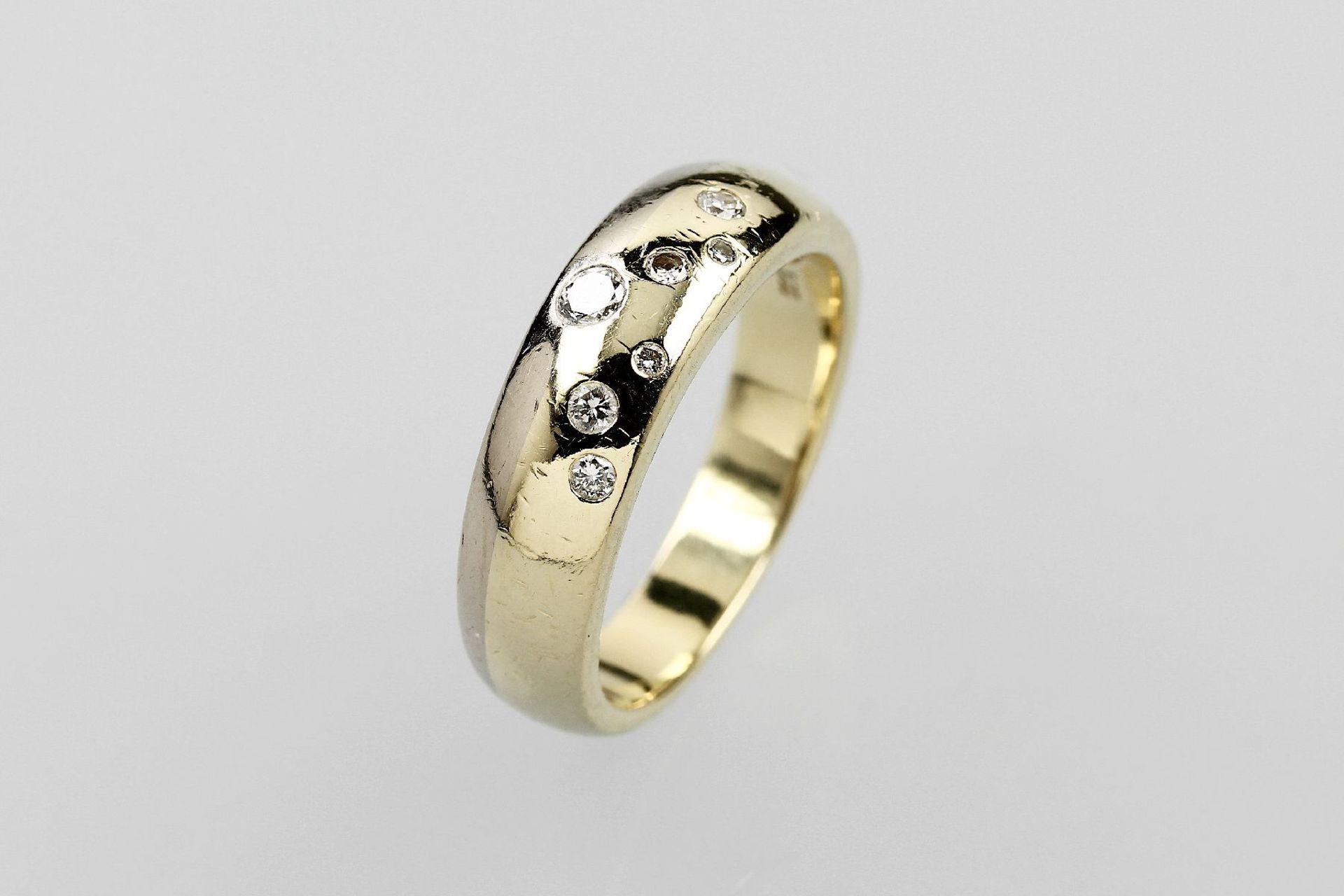 14 kt Gold Ring mit Brillanten, GG 585/000, 7 Brillanten zus. ca. 0.20 ct (grav.) Weiß/si, total ca.