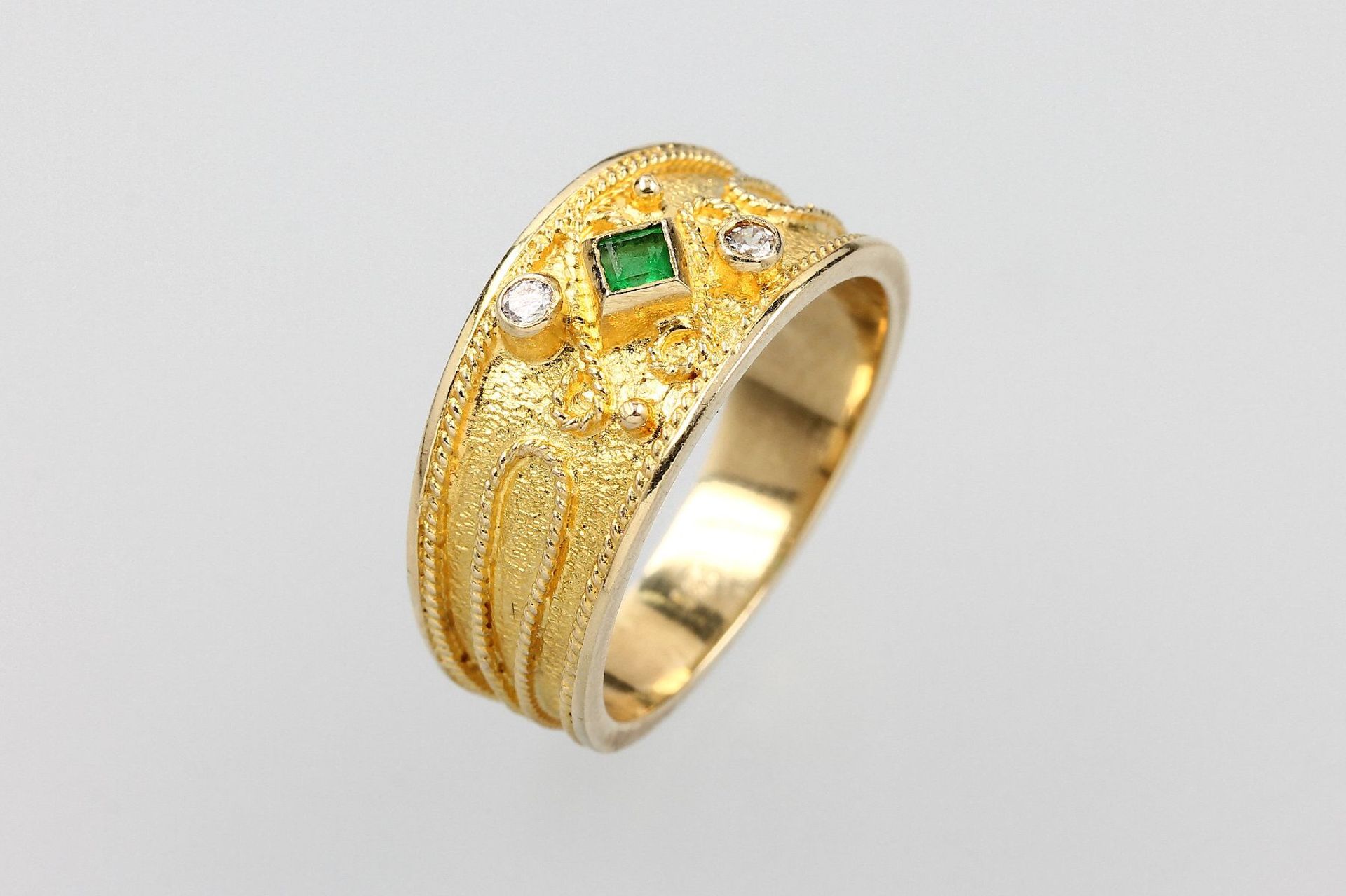 14 kt Gold Ring mit Smaragd und Diamanten, GG/WG 585/000, Schiene fein grav., mit Kordel-randverz.