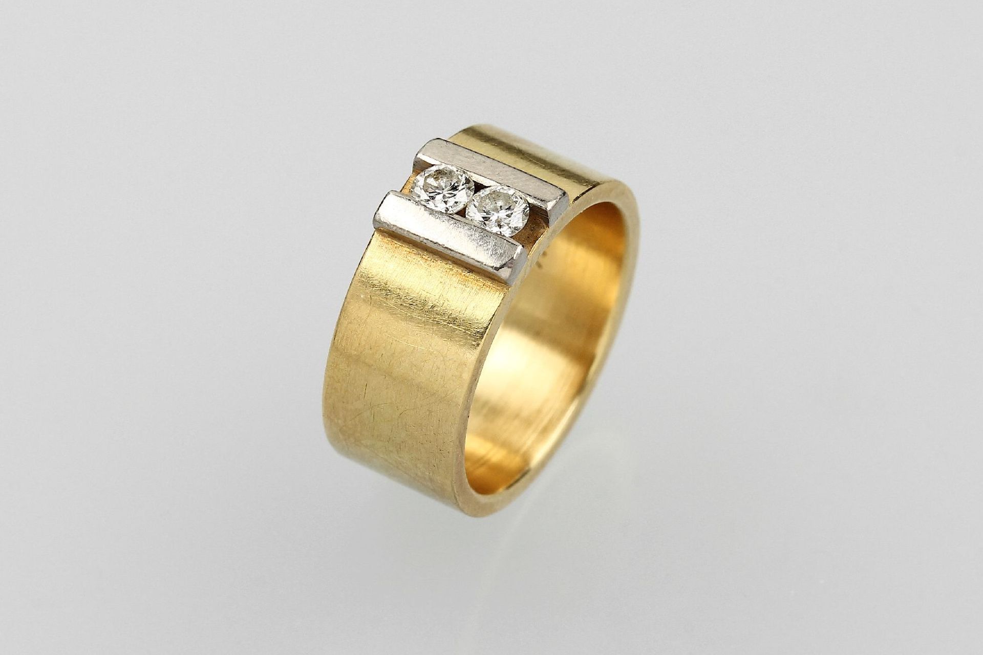 18 kt Gold Bandring mit Brillanten, GG/WG 750/000, 2 Brillanten zus. ca. 0.20 ct Feines Weiß/vs,