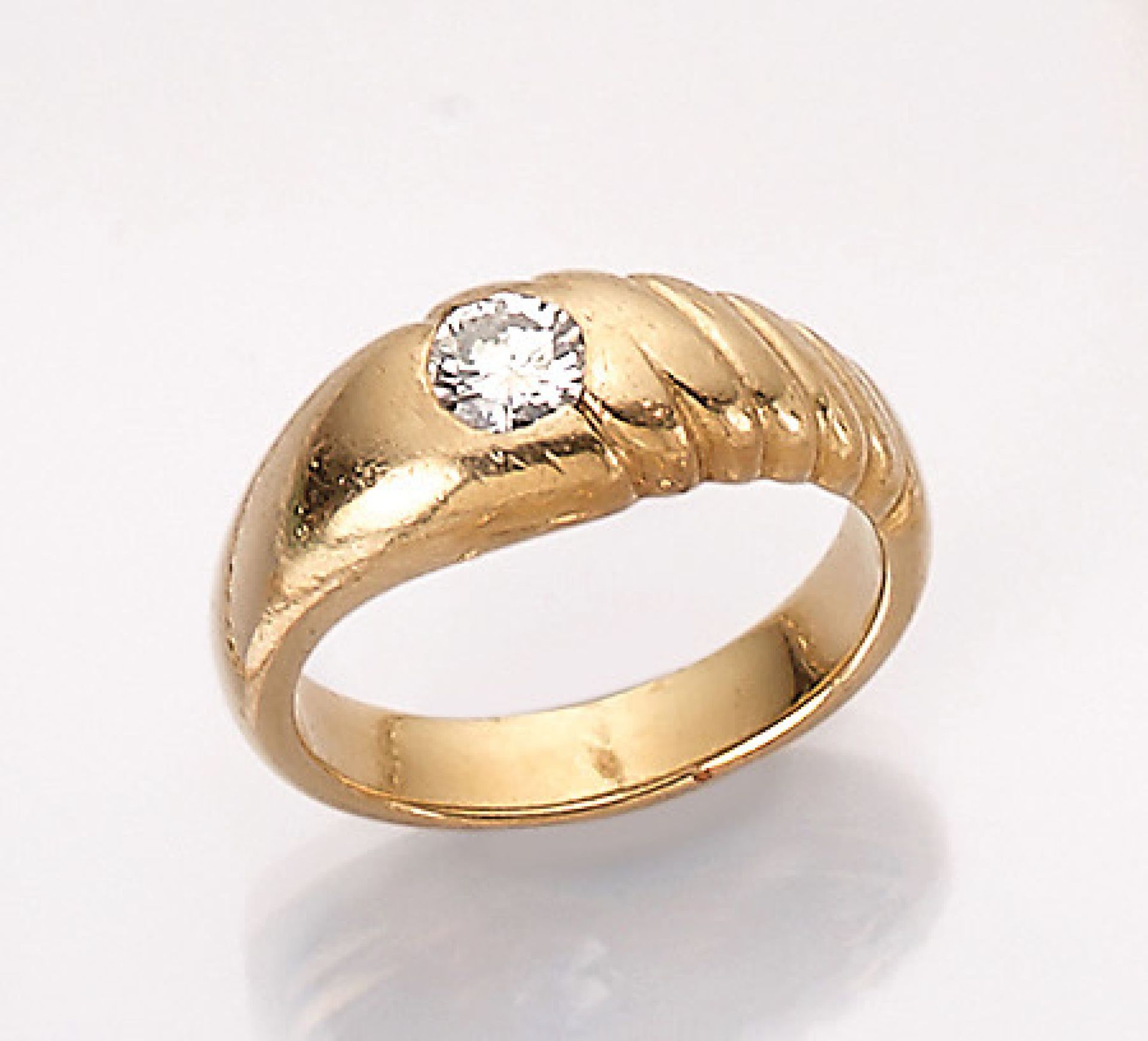 18 kt Gold Ring mit Brillant, GG 750/000, ca. 14.5 g, Diamant ca. 0.76 ct Weiß/p1 (beh.), grav.,