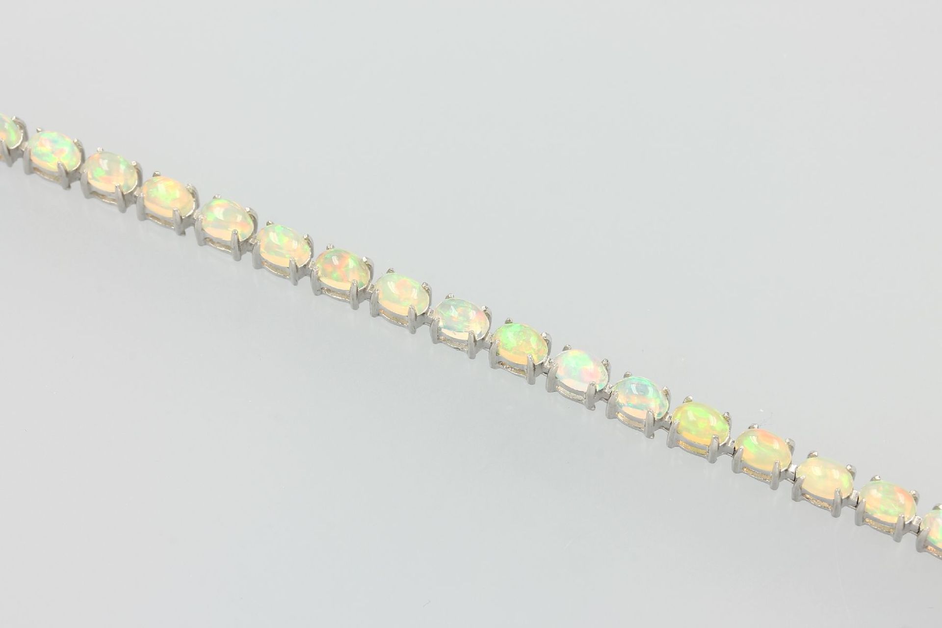 Armband mit Opalen, 925er Silber, ovale Opalcabochons zus. ca. 10.00 ct, schönes Farb-spiel in