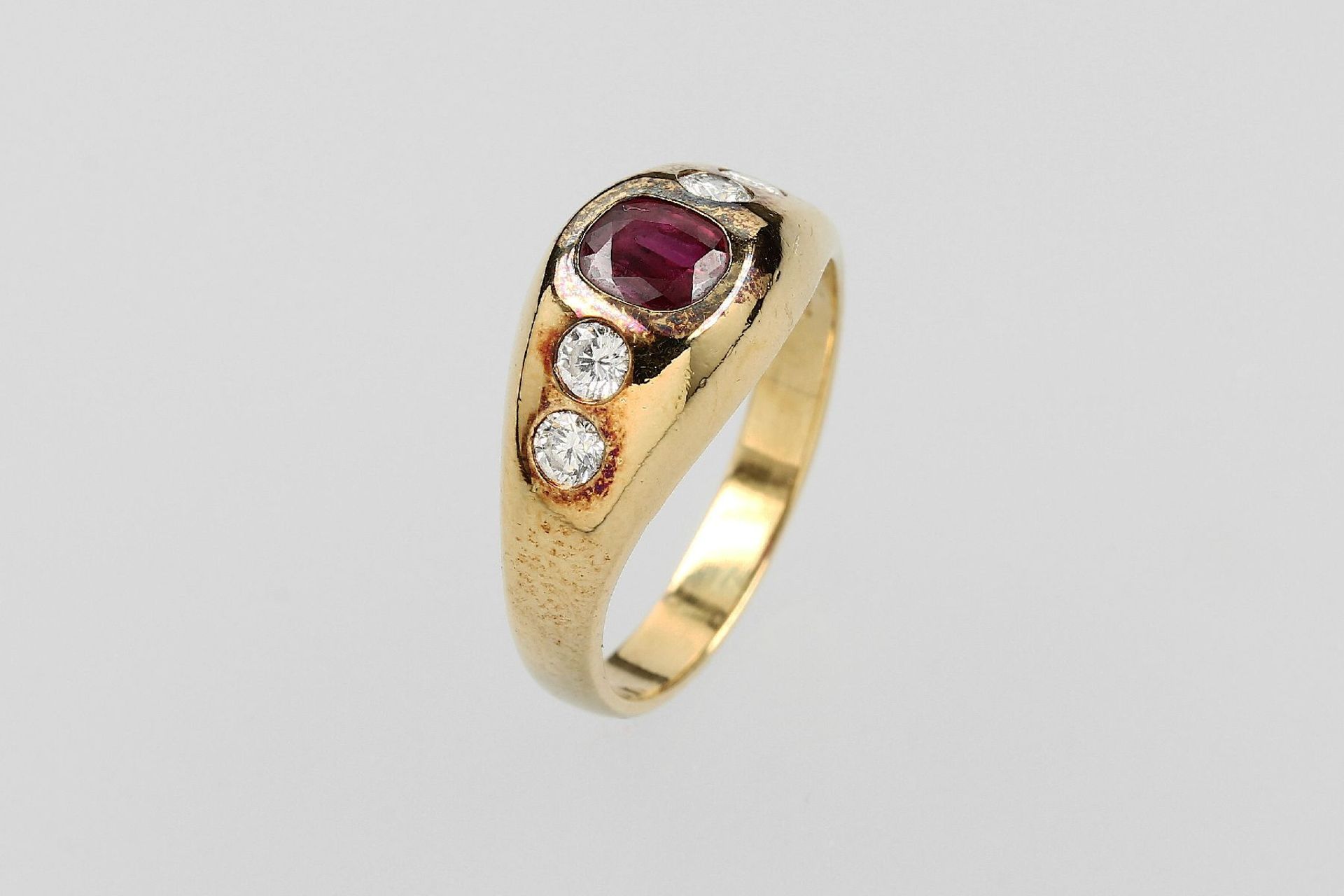 18 kt Gold Ring mit Rubin und Brillanten, GG 750/000, rechteckig antik facett. Rubin ca. 0.60 ct (