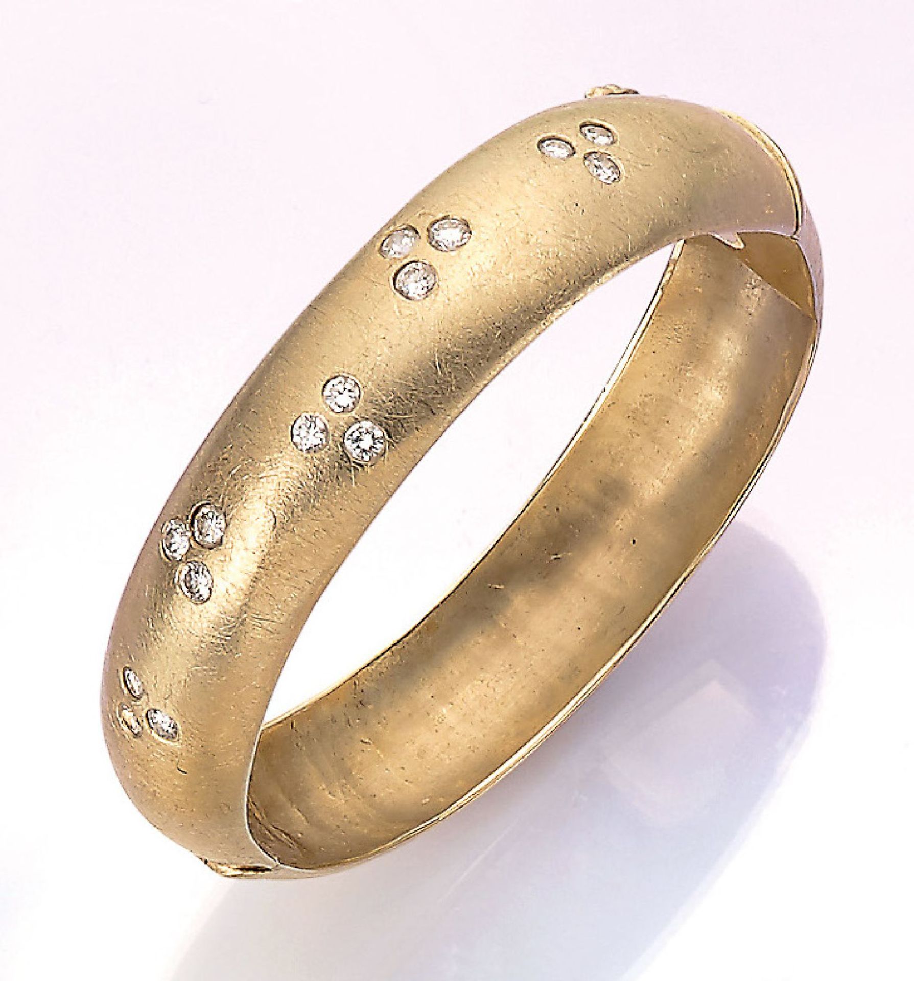 14 kt Gold Armreif mit Brillanten, GG 585/ 000, reine Handarbeit, fein getrieben und seidenmatt.,