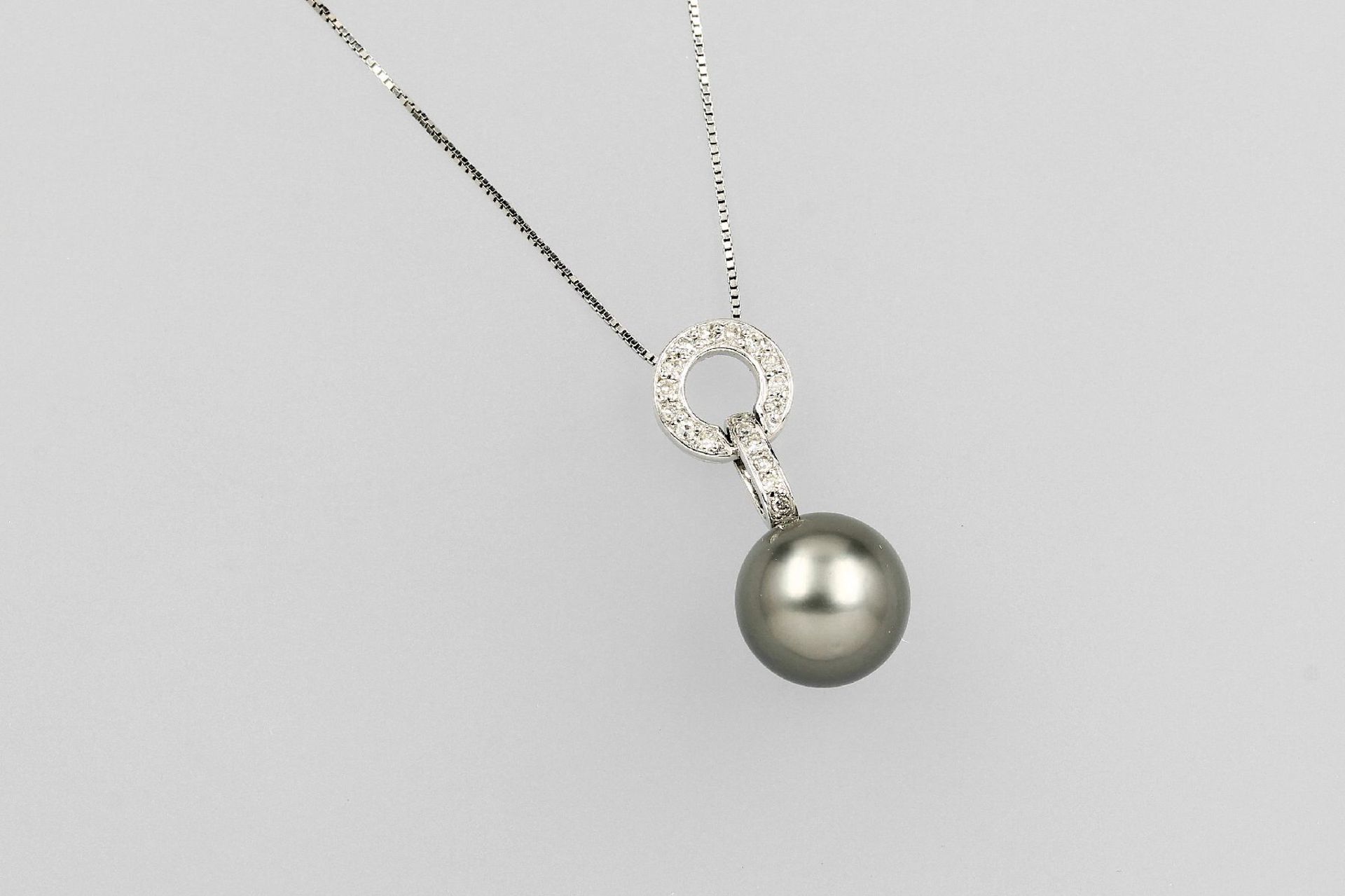 Anhänger mit Tahitizuchtperle und Diamanten, WG 585/000, graue Perle, D. ca. 10 mm, oberhalb bes.