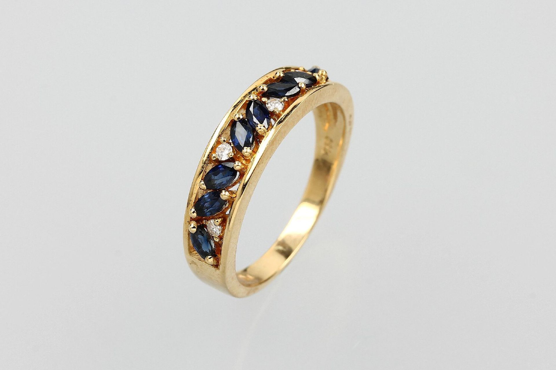 18 kt Gold Ring mit Saphiren und Brillanten, GG 750/000, facett. Saphirnavettes zus. ca. 0.25 ct,