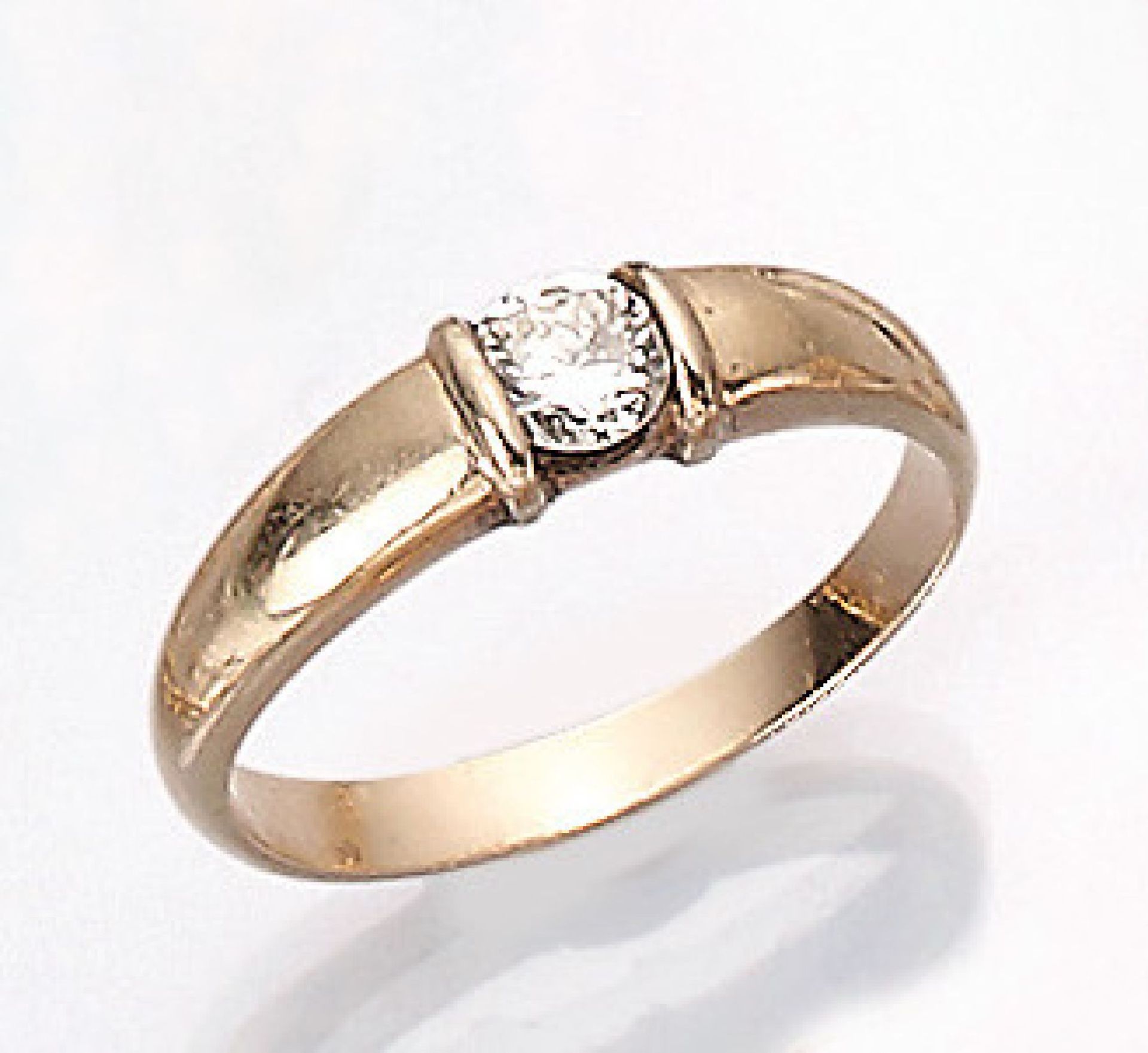 14 kt Gold Ring mit Brillant, GG 585/000, Brillant ca. 0.41 ct Weiß/vs, Spannringoptik, ca. 4.3 g,