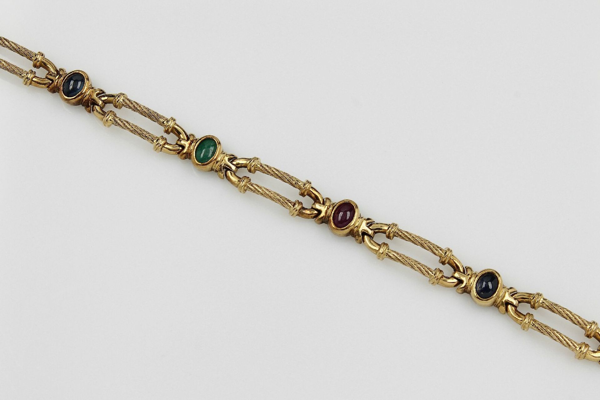 18 kt Gold Armband mit Farbsteinen, GG 750/000, Ankerkettenglieder z.T. gekordelt, Zwischenglieder