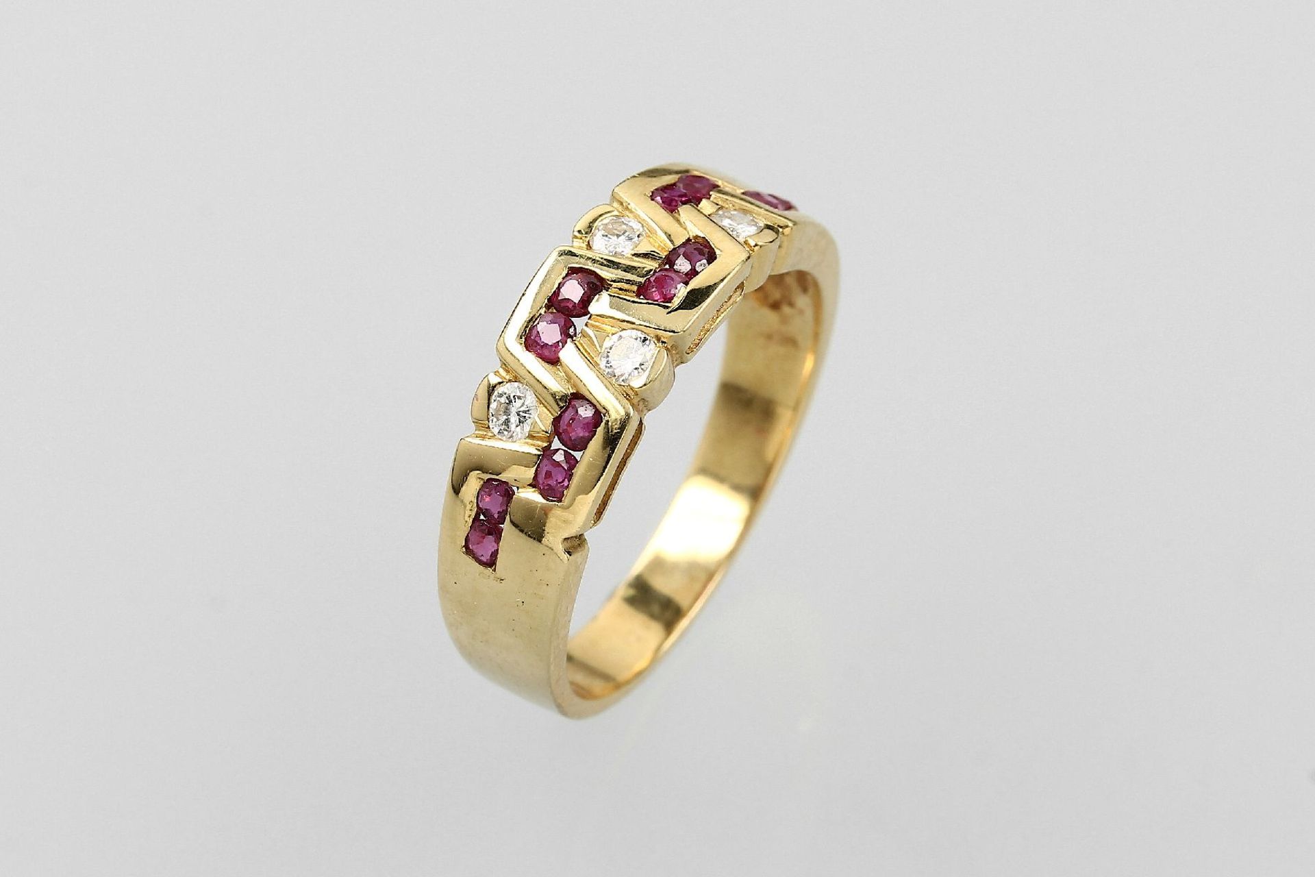 14 kt Gold Ring mit Rubinen und Brillanten, rundfacett. Rubine zus. ca. 0.20 ct, 4 Bril- lanten zus.