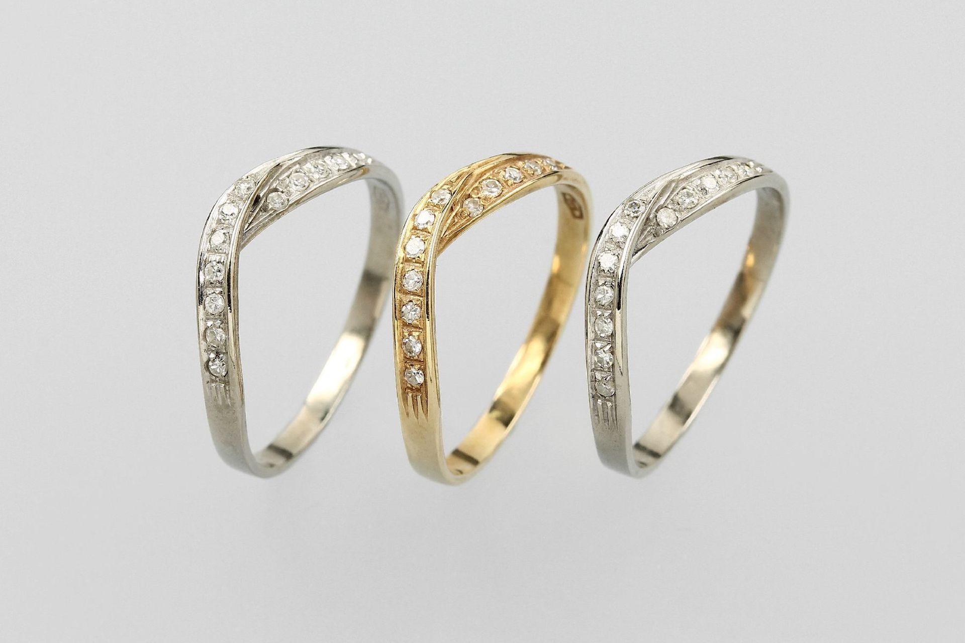 14 kt Gold Ringtrio mit Diamanten, GG/WG 585/000, ausgefallenes Design, asymm. in sich gedrehte