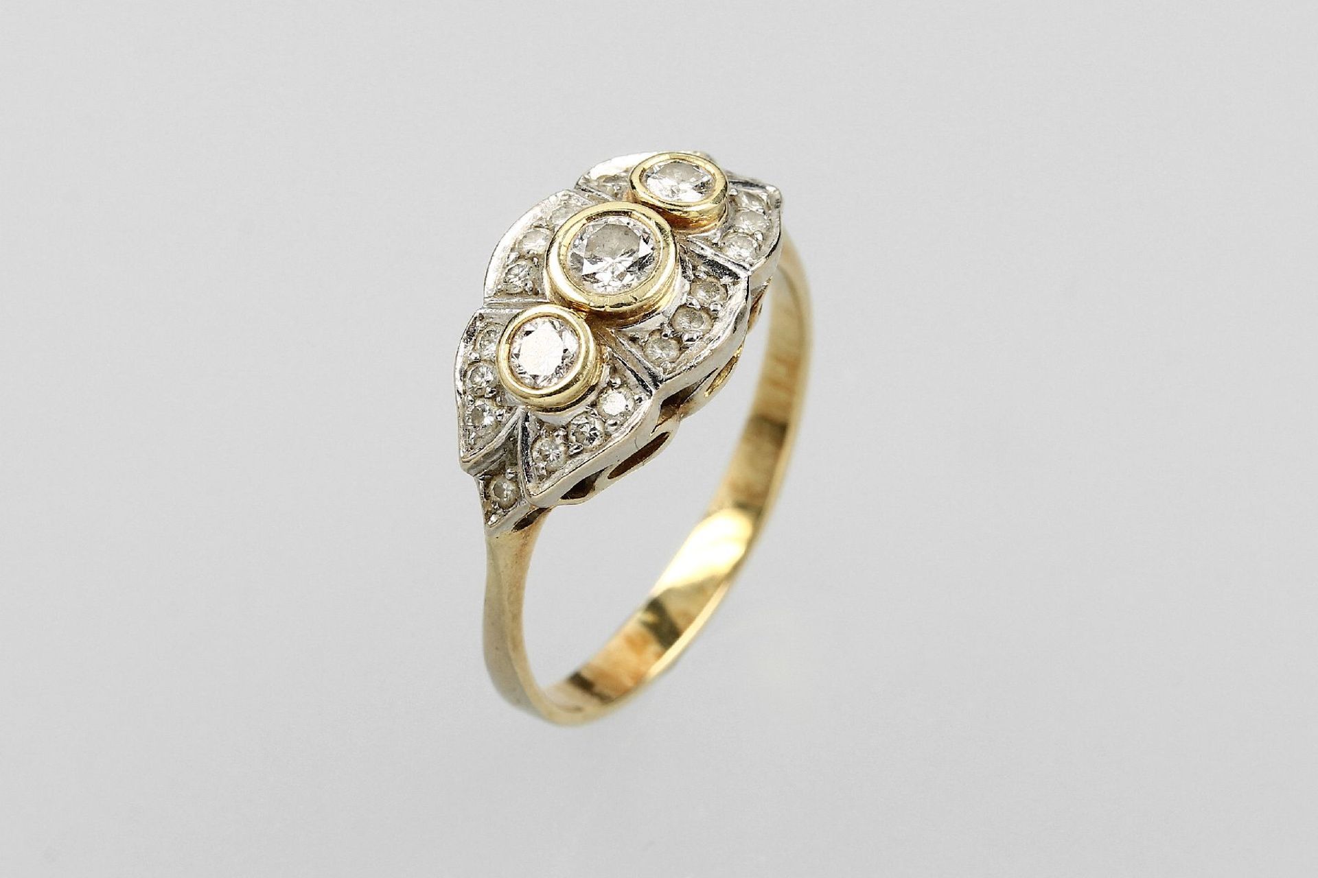 14 kt Gold Ring mit Diamanten, GG 585/000, 3 Brillanten erhaben gefasst, sowie 20 Diam- anten zus.