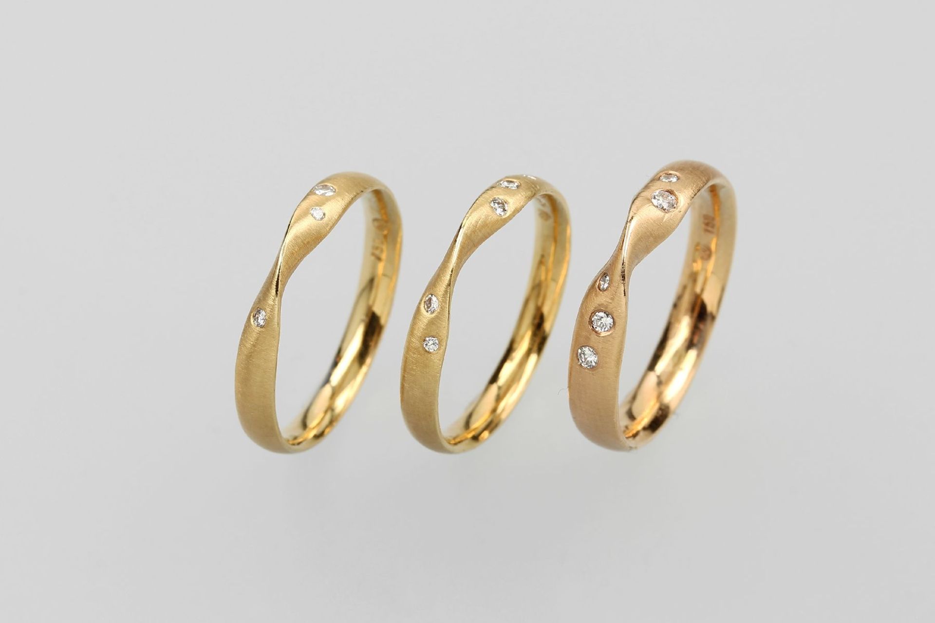 Konvolut 3x 18 kt Gold Designerringe, VORT-MANN/RECKLINGHAUSEN, fein matt., 1 x GG 750/000, 3 Brill.