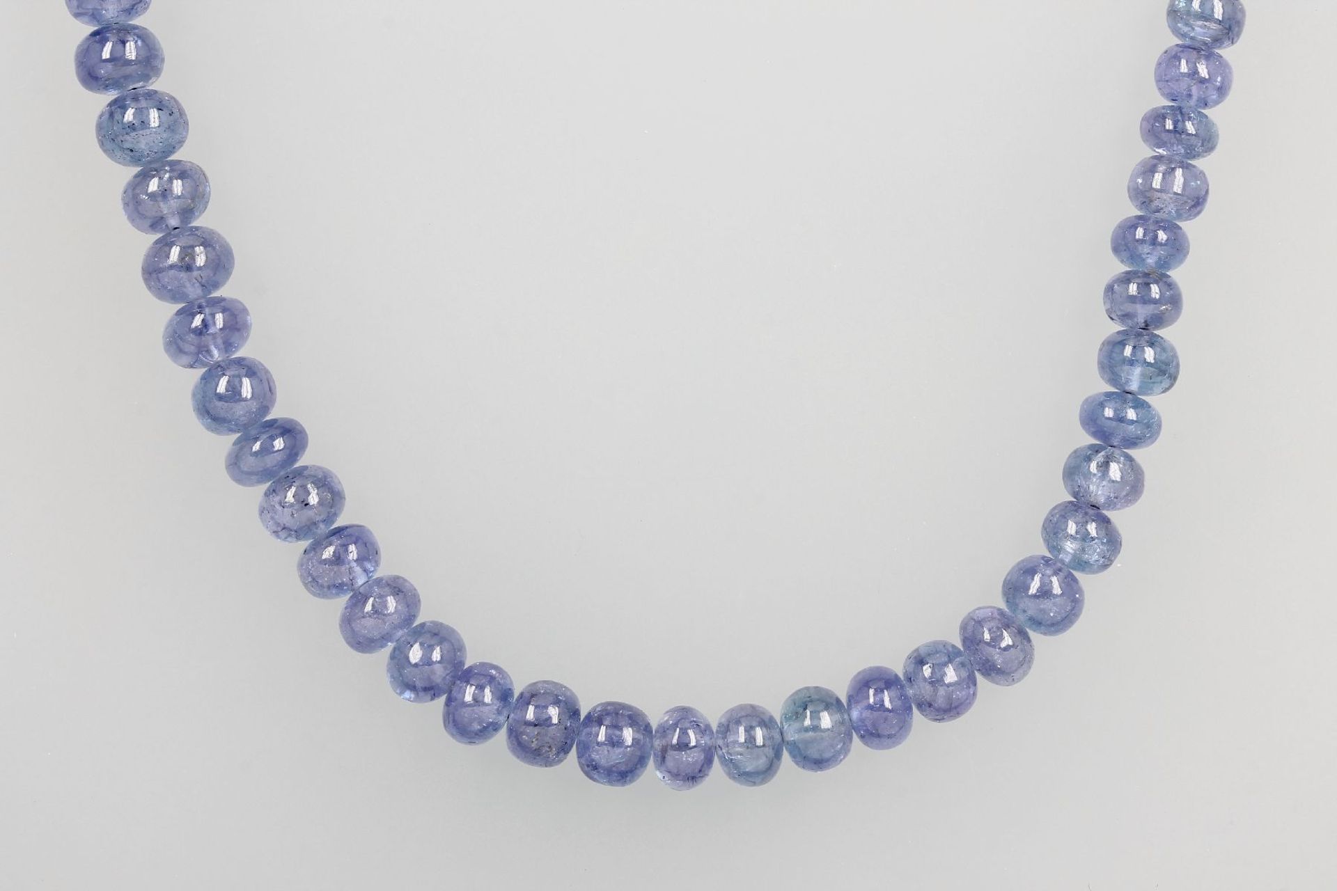 Collier mit Tansaniten, Tansanitrondelle zus. ca. 170 ct, Federringschließe GG 585/000, L. ca. 62 cm