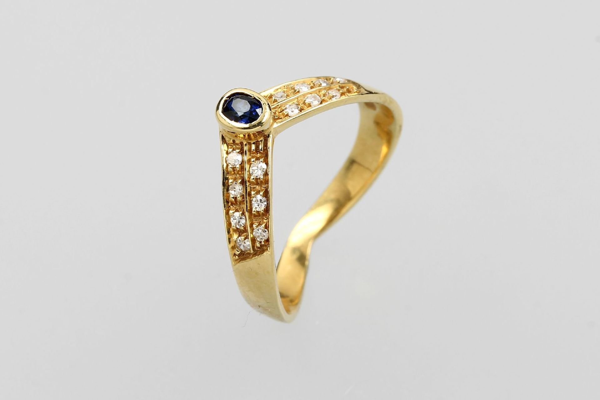 18 kt Gold Ring mit Saphir und Diamanten, GG 750/000, ovalfacett. Saphir ca. 0.10 ct, 14 8/8-