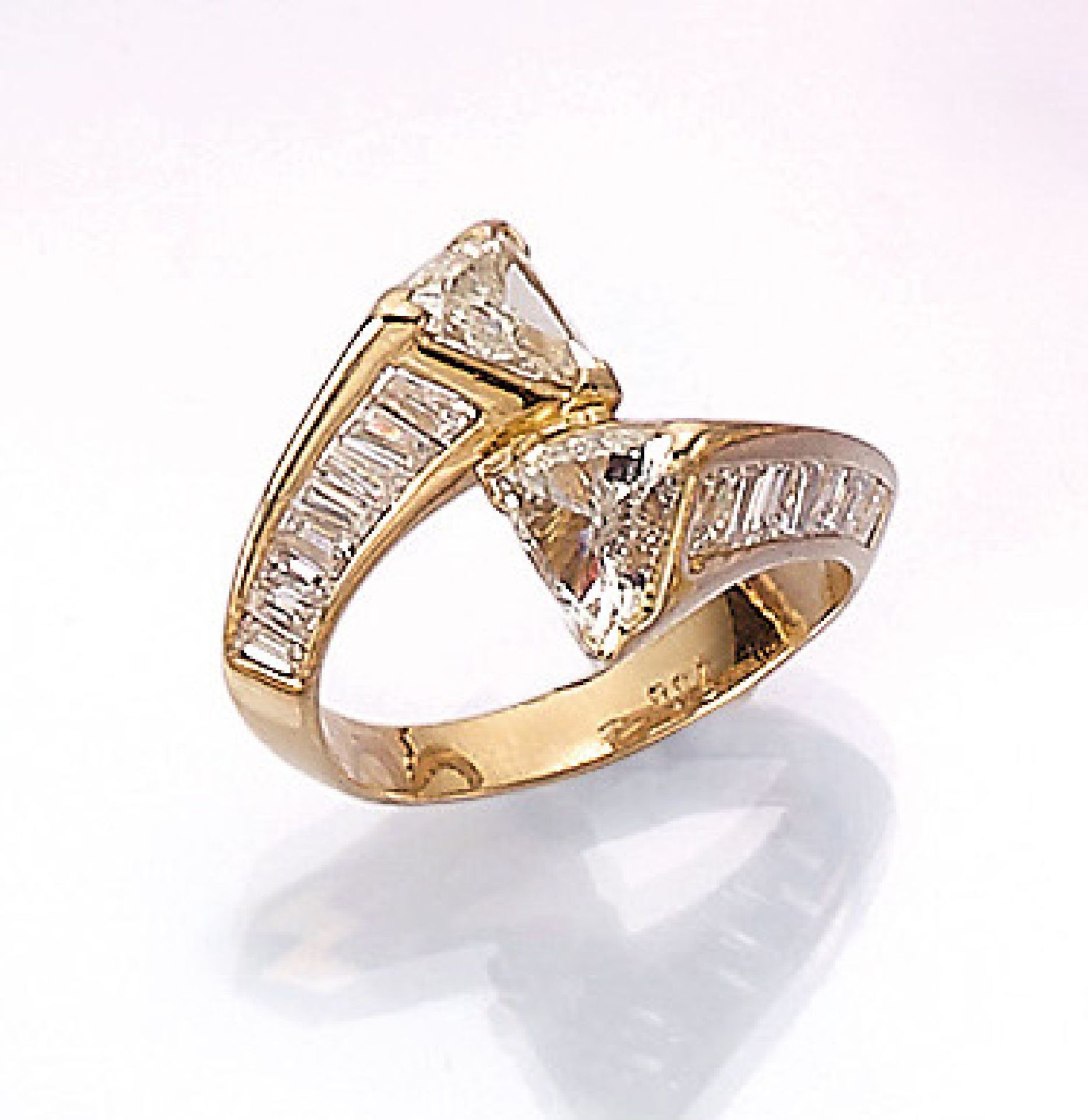 18 kt Gold Ring mit Diamanten, GG 750/000, 2 Diamanttriangeln zus. ca. 1.50 ct und 32