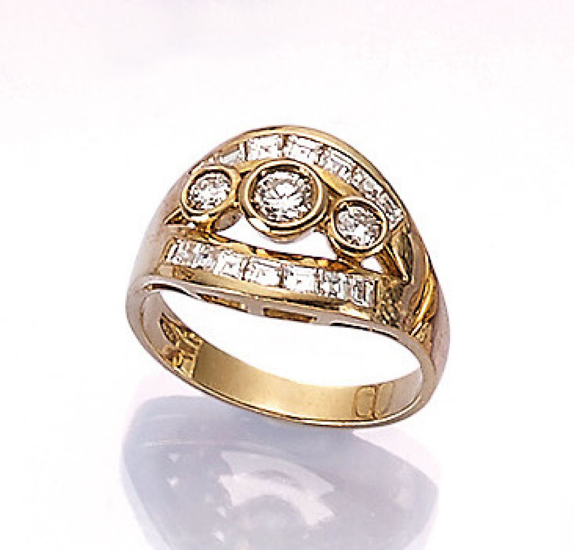 18 kt Gold Ring mit Diamanten, GG 750/000, Brillanten und Diamantcarrees zus. ca. 0.80 ct feines